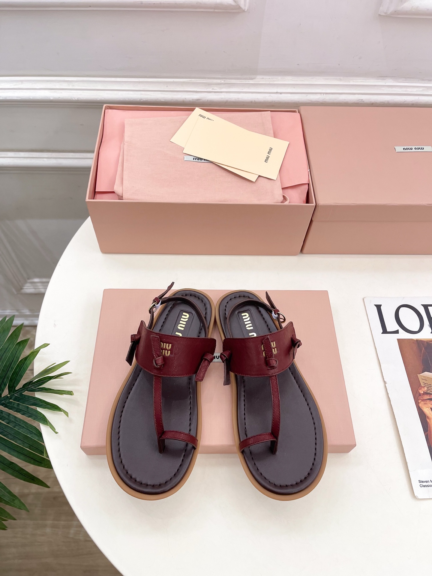 NO:681942,Miu Miu | Miu Miu 26 2026 spring and summer new product counter features the latest catwalk style, classic letter flat flip-flops, hot new arrival!  BS Miaojia's high-end products, top-notch craftsmanship to create exquisite quality, unparalleled comfort, it is definitely a love at first sight!  Fashionable and versatile, a must-have for everyone!  T19860909Miu Miu | 缪缪 26 2026春夏新品专柜主打最新走秀款 经典字母平底夹脚凉鞋 火爆上新！ BS缪家高货 顶级工艺打造精品质感 无敌舒适 绝对是一见钟情款！时尚百搭,人手必备！ ━━━━━ t ━━━━━ 鞋面顶级头层小牛皮  内里: 进口羊皮里 大底原版开模防滑大底 跟高平底 鞋码: 35-39(40.41定制不退换）,分趾鞋,miumiu,sandals,cowhide,sheepskin,Women's Shoes