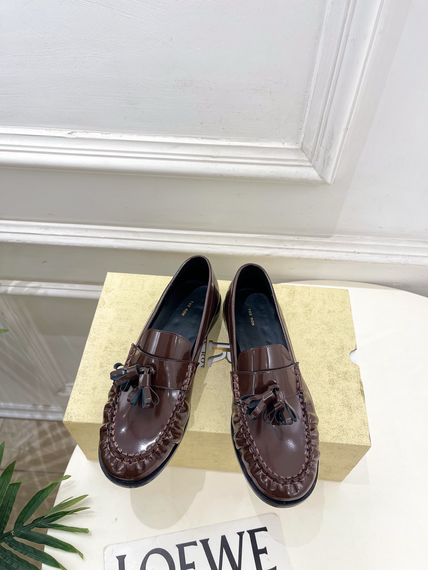 NO:681929,The row’s 2026 spring and summer new product, retro pleated tassel loafers ————————— As the most popular designer brand in the past two years, the design is simple, the details are clever, fresh and refined!  If you don’t want to hit the streets with random styles, you can check out this brand. It’s relatively niche but is so easy to match. You can see this brand everywhere on Instagram and Xiaohongshu!  BS original version customized one to one!  Original specific cowhide upper, imported hybrid sheepskin lining, original imported genuine leather outsole, high flat heel, size 35~39 (40.41 custom-made, non-returnable), loafers, loafers, cowhide, sheepskin, Leather soles19860909The row 2026春夏新品 复古褶皱流苏乐福鞋 ————————— 作为这两年最受欢迎的设计师牌,设计简单、细节巧妙、清新脱俗！ 不想满大街撞款的可以看看这个品牌,比较小众却又是那么好搭配,ins、小红书随处可见这个品牌的身影 ！BS原版一比一定制！ 鞋面原版特定牛皮面 内里进口混种羊皮 大底原版进口真皮大底 跟高平底 码数35~39(40.41订做不退换）,乐福鞋,loafers,cowhide,sheepskin,Leather soles,Women's Shoes