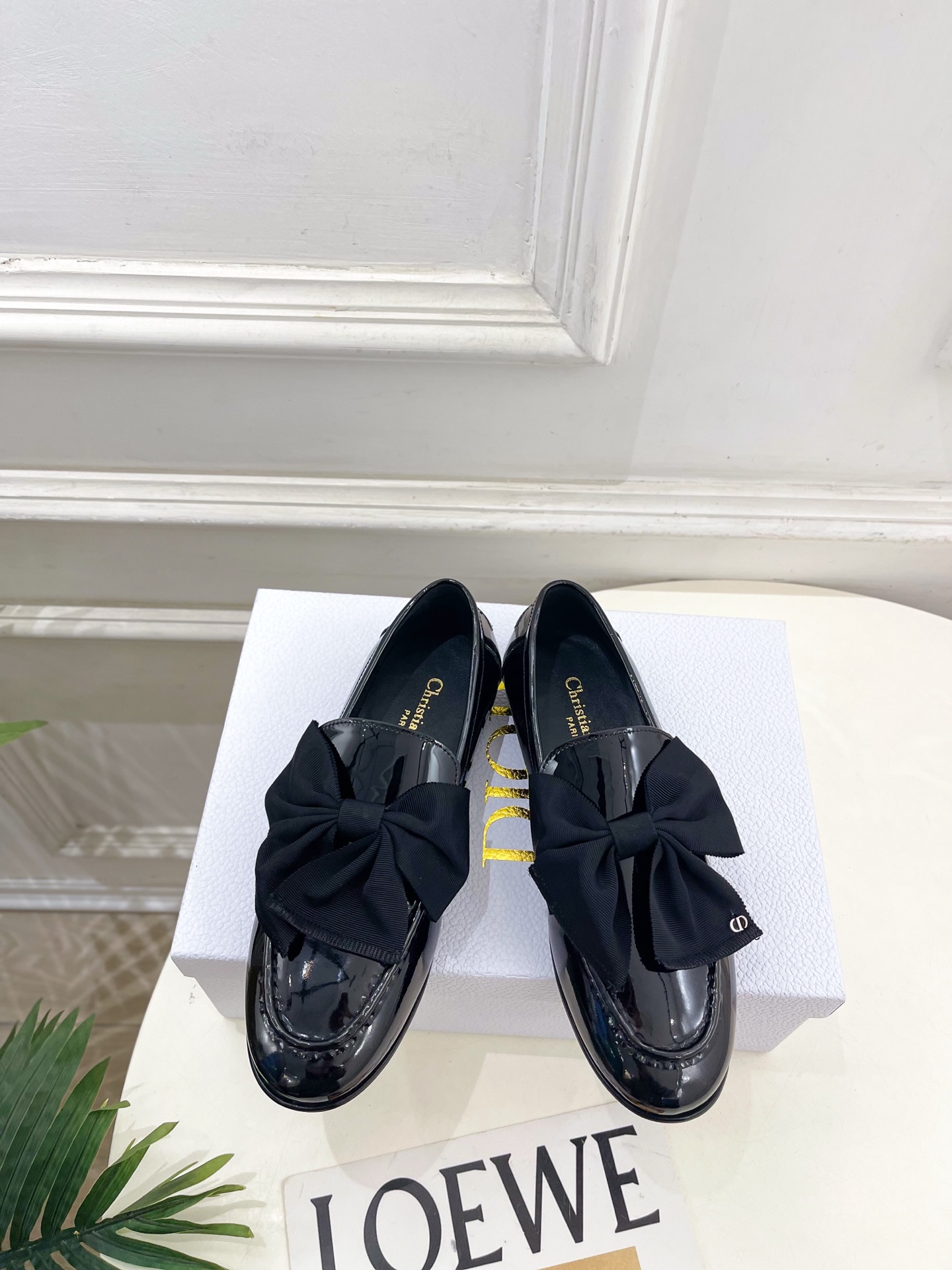 NO:681934,Dior | Dior 26 2026 spring and summer new products, top version, the main product of the counter is the new Dior Boy bow loafers, new hard goods, BS purchasing level!  Full of high-end feel!  A popular model among bloggers at home and abroad, it’s retro and fashionable, and your feet look stunning!  Mainly recommended model on the official website★ ━━━━━ t ━━━━━ Original custom calfskin/cow patent leather upper. Lining: Imported sheepskin lining. Original molded injection molded leather outsole. Shoe size:  35-39 (40.41 customization is non-refundable), loafers, dior, dior, loafers, cowhide, sheepskin, Leather soles19860909Dior | 迪奥 26 2026春夏新品 顶级版本 专柜主打新款 Dior Boy蝴蝶结乐福鞋 硬货上新 BS代购级别！高级感十足！国内外博主刷爆的一款,复古又时髦 上脚美炸了！官网主推款★ ━━━━━ t ━━━━━ 鞋面原版定制小牛皮/牛漆皮  内里: 进口羊皮里 大底原版开模注塑真皮大底 鞋码: 35-39（40.41定制不退换）,乐福鞋,dior,dior,loafers,cowhide,sheepskin,Leather soles,Women's Shoes