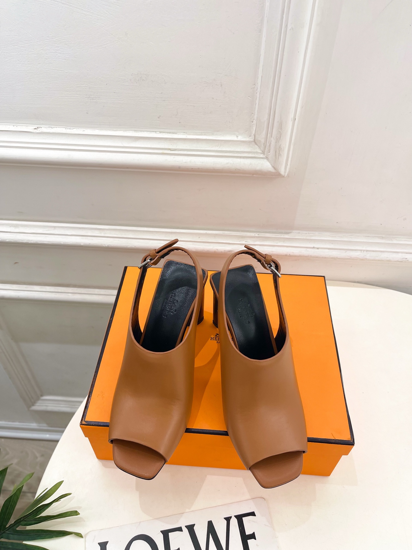 NO:681925,* Hermès 26 2026 early spring new products, top version of retro fish mouth back hollow high-heeled sandals series, original specific cowhide upper, imported hybrid sheepskin lining, original Italian genuine leather outsole, heel height 8cm, shoe size: 35-39 (40.41. Customized, non-returnable), high-heeled sandals, hermes, sandals, high heels, cowhide, sheepskin, Leather soles19860909* 爱玛仕 26 2026早春新品 顶级版本复古鱼嘴后空高跟凉鞋系列 鞋面原版特定牛皮 内里进口混种羊皮 大底原版意大利真皮大底  跟高8cm 鞋码:35-39（40.41.定做不退换）,高跟鞋凉鞋,hermes,sandals,high heels,cowhide,sheepskin,Leather soles,Women's Shoes