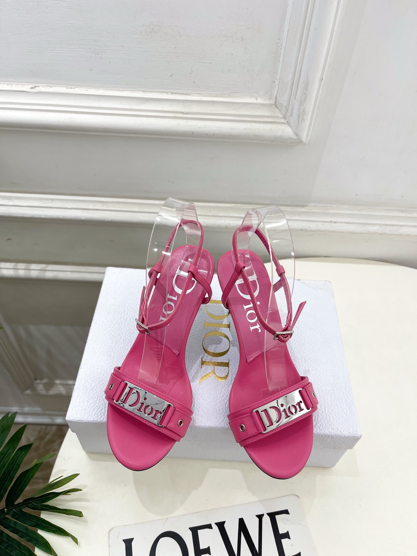NO:681914,Dior | Dior 26 2026 spring and summer new products, top version, the main new model in the counter, metal letter buckle, one-word strap, high-heeled sandals, new hard goods, BS purchasing level!  Full of high-end feel!  A popular model among bloggers at home and abroad, it’s retro and fashionable, and your feet look stunning!  The official website's main recommendation★ ━━━━━t ━━━━━ Original custom-made cowhide for the upper. Lining: Imported sheepskin lining. Outsole. Original Italian leather outsole. Heel height 8.5cm. Shoe size: 35-39 (40, 41 customization is not returnable), high heels and slippers, dior, dior, sandals, high  heels,slippers,cowhide,sheepskin,Leather soles19860909Dior | 迪奥 26 2026春夏新品 顶级版本 专柜主打新款 金属字母扣一字带高跟鞋凉鞋 硬货上新 BS代购级别！高级感十足！国内外博主刷爆的一款,复古又时髦 上脚美炸了！官网主推款★ ━━━━━ t ━━━━━ 鞋面原版定制牛皮  内里: 进口羊皮里 大底原版意大利真皮大底 跟高8.5cm 鞋码: 35-39（40、41定制不退换）,高跟鞋拖鞋,dior,dior,sandals,high heels,slippers,cowhide,sheepskin,Leather soles,Women's Shoes