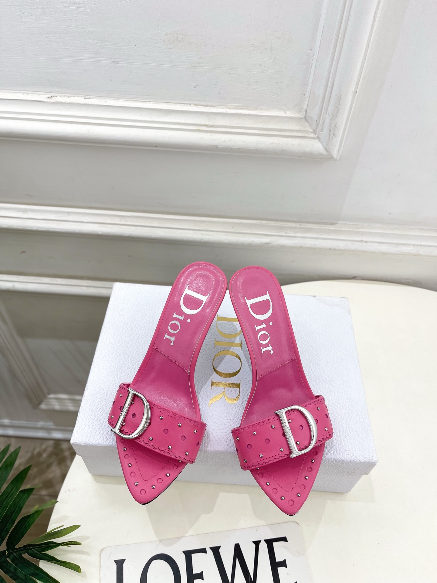 NO:681923,Dior | Dior 26 2026 spring and summer new products, top version, the main feature of the counter is the new D-shaped buckle rivet pointed toe high-heeled slippers, new hard goods, BS purchasing level! Full of high-end feel! A popular model among bloggers at home and abroad, it’s retro and fashionable, and your feet look stunning! The official website's main recommendation★ ━━━━━t ━━━━━ Original custom-made cowhide for the upper. Lining: Imported sheepskin lining. Outsole. Original Italian leather outsole. Heel height 8.5cm. Shoe size: 35-39 (customized 40 and 41 are not returnable), high heels and slippers, dior, dior, high. heels,slippers,cowhide,sheepskin,Leather soles19860909Dior | 迪奥 26 2026春夏新品 顶级版本 专柜主打新款 D字扣鉚钉尖头高跟拖鞋 硬货上新 BS代购级别！高级感十足！国内外博主刷爆的一款,复古又时髦 上脚美炸了！官网主推款★ ━━━━━ t ━━━━━ 鞋面原版定制牛皮  内里: 进口羊皮里 大底原版意大利真皮大底 跟高8.5cm 鞋码: 35-39（40、41定制不退换）,高跟鞋拖鞋,dior,dior,high heels,slippers,cowhide,sheepskin,Leather soles,Women's Shoes