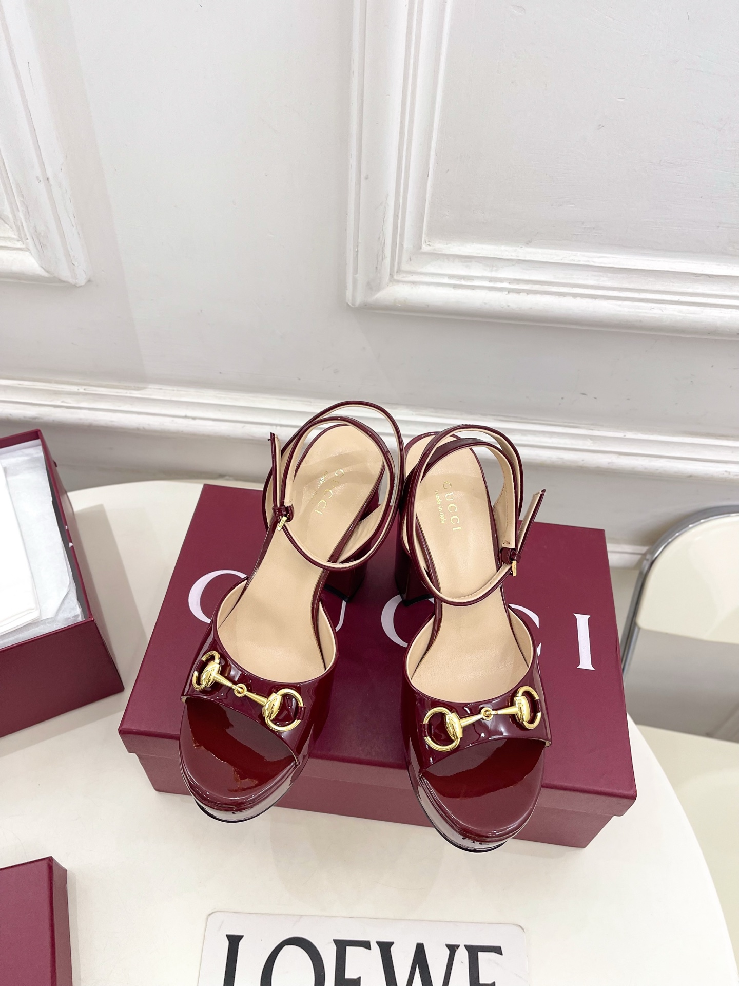 NO:681909,Gucci | Gucci 26 G’s main series is finally released, and the products are worth looking forward to!  Original classic, create new design, 2026 spring and summer new style, classic horsebit patent leather high-heeled platform sandals, purchasing agent level!  Full of high-end feel!  A favorite among bloggers at home and abroad, it is retro and fashionable, easy to wear and looks great on your feet!  Mainly recommended by BS official website, new colors are constantly updated ━━━━━t ━━━━━ Highly customized upper with imported cow patent leather. Lining: imported sheepskin lining. Outsole. Genuine leather outsole imported from Italy. Heel height 11cm, front platform 3.5cm. Shoe size:  35-39 (40.41. Can be customized), high heels sandals, gucci, gucci, gucci, sandals, high heels, sheepskin, Leather soles19860909Gucci | 古驰 26  G家 主打系列终于面世,狠货值得期待！原有的经典 创造新设计 2026春夏新款 经典马衔扣漆皮高跟防水台凉鞋 代购级别！高级感十足！国内外博主刷爆的一款,复古又时髦 穿搭简便 上脚美炸了！BS官网主推,新色持续更新 ━━━━━ t ━━━━━ 鞋面高定制进口牛漆皮  内里: 进口羊皮里 大底意大利进口真皮大底 跟高11cm、前水台3.5cm 鞋码: 35-39（40.41.可定制）,高跟鞋凉鞋,gucci,gucci,gucci,sandals,high heels,sheepskin,Leather soles,Women's Shoes