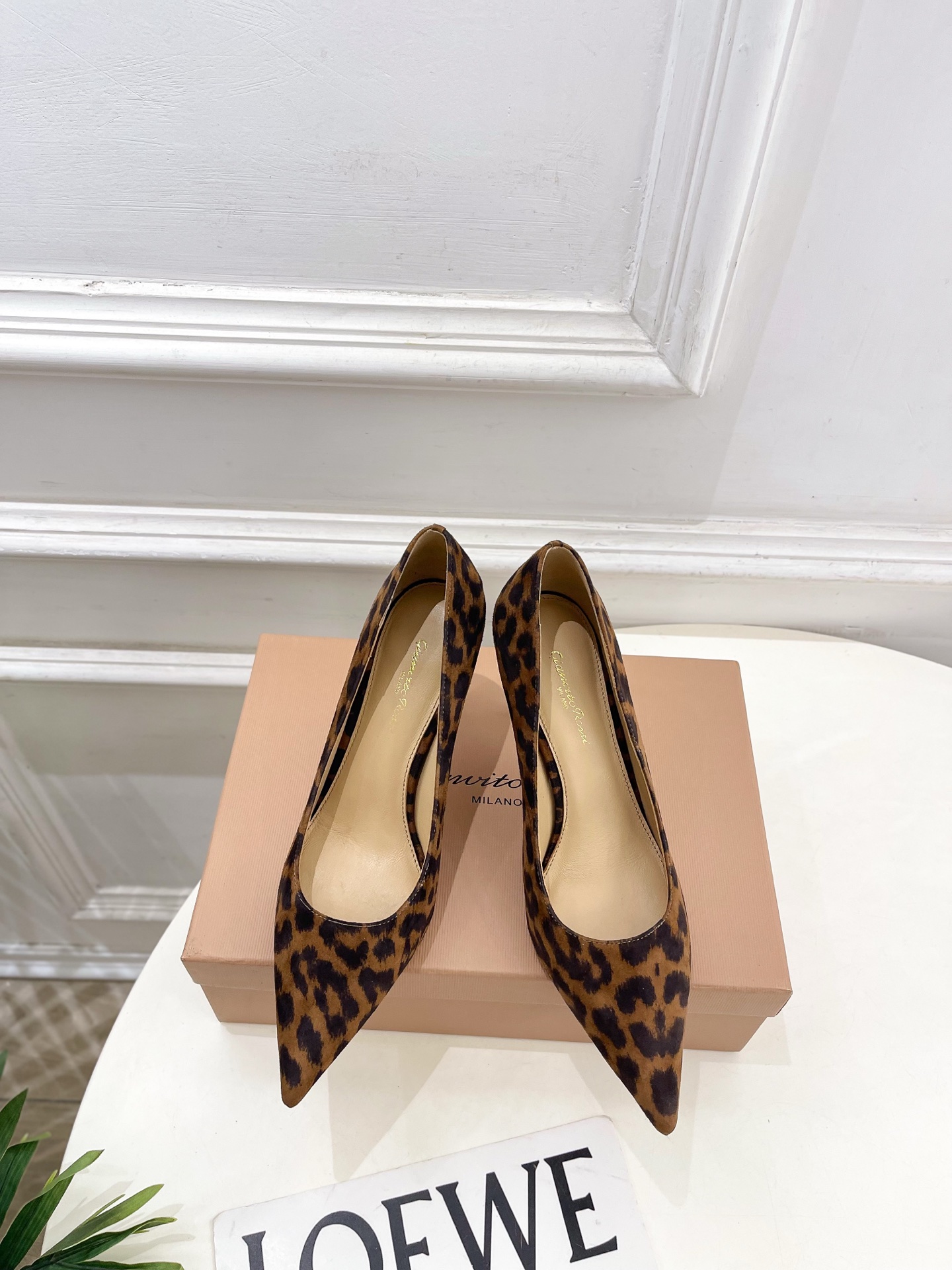 NO:681905,Gianvito Rossi｜Gianvito Rossi 26 2026 Spring and Summer New Product GR Classic Minimalist Pointed Toe High Heels Hot New Release!  This shoe is definitely a dark horse. It has great looks and is popular among internet celebrity bloggers. It makes the goddesses swoon. Top-notch craftsmanship creates exquisite quality. It is unbeatable and comfortable. It is definitely a love-at-first-sight style!  BS is fashionable and versatile, a must-have for everyone!  Original fabric, custom-made cashmere/leopard print, mixed sheepskin lining, genuine leather outsole imported from Italy, heel height 8.5cm, Size 35-39 (40.41. Customized, non-refundable), high heels, single shoes, high heels, sheepskin, Leather soles19860909Gianvito Rossi｜吉安维托·罗西 26 2026春夏新品 GR经典极简尖头高跟单鞋 火爆上新！ 这鞋绝对是黑马选手 颜值超高 网红博主火爆追捧 特让女神们心动 顶级工艺打造精品质感 无敌舒适 绝对是一见钟情款！BS时尚百搭,人手必备！ 面料原版定制羊绒/豹纹 内里混种羊皮里 鞋底意大利进口真皮大底  跟高8.5cm Size35-39（40.41.定制不退换）,高跟鞋单鞋,high heels,sheepskin,Leather soles,Women's Shoes