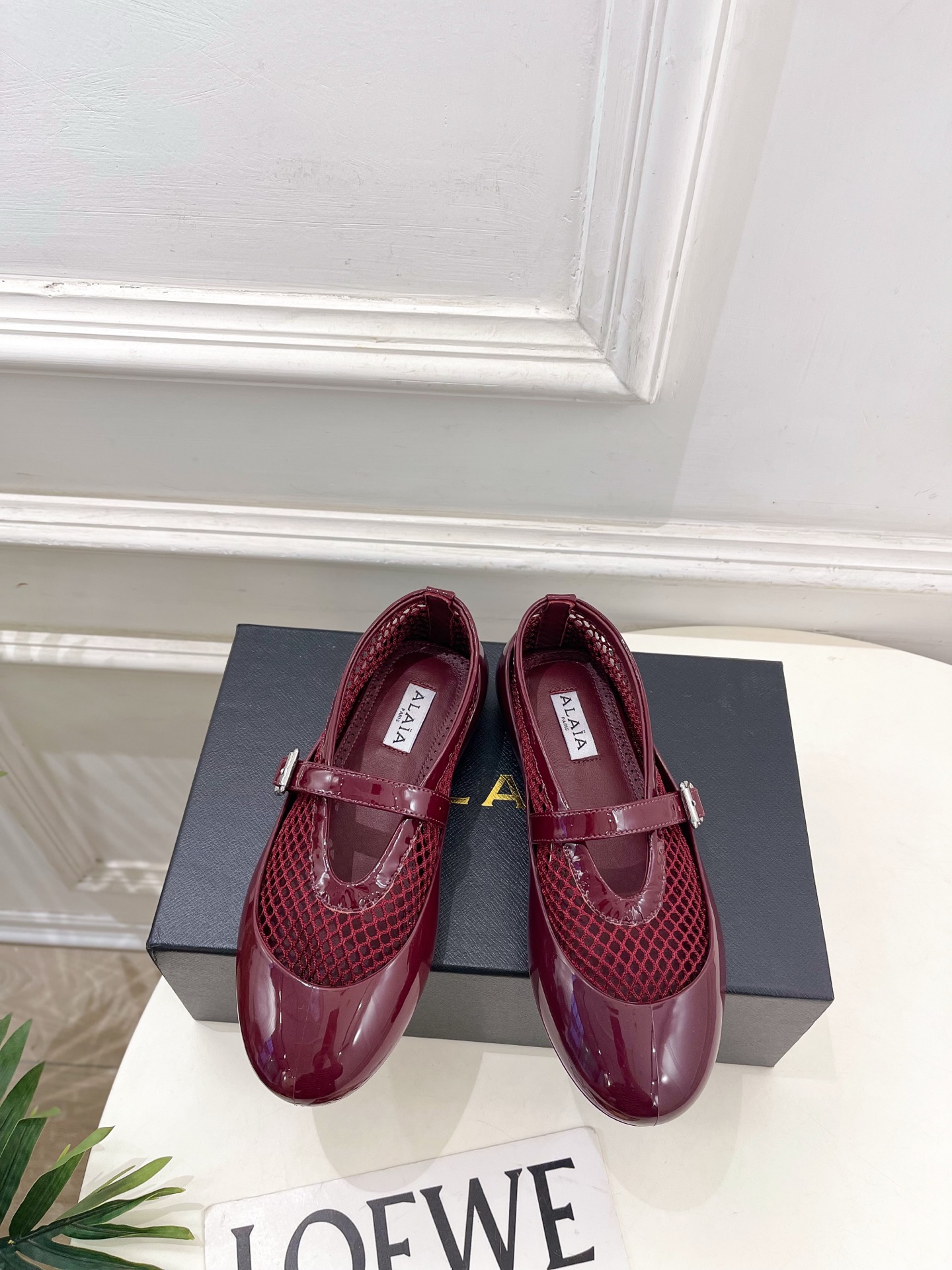 NO:692921,ALAA Alaa 26 2026 spring and summer new product, the same style as the show, hollow fishnet rubber ballet shoes —————————— As the most popular genius designer brand in the past two years, Alaa’s simple design and luxurious texture will make you fall in love. If you don’t want to hit the streets, you can check out this brand. It is relatively niche but is so easy to match. You can see this brand everywhere on Instagram and Xiaohongshu!  BS original one-to-one customization, original custom-made imported fishnet patent leather upper, imported sheepskin lining, original molded non-slip outsole/molded rubber shoe cover, size 35~39 (40.41.42 can be customized), ballet shoes, sheepskin19860909ALAA 阿莱亚26  2026春夏新品 秀场同款 镂空渔网橡胶套芭蕾舞鞋 ————————— Alaa作为这两年最受欢迎的鬼才设计师品牌,设计简单、奢华的质感让你爱不释手 不想满大街撞款的可以看看这个品牌,比较小众却又是那么好搭配,ins、小红书随处可见这个品牌的身影！BS原版一比一定制 鞋面原版定制进口渔网漆皮 内里进口羊皮里 大底原版开模防滑大底/开模橡胶鞋套 码数35~39（40.41.42可定制）,芭蕾舞鞋,sheepskin,Women's Shoes