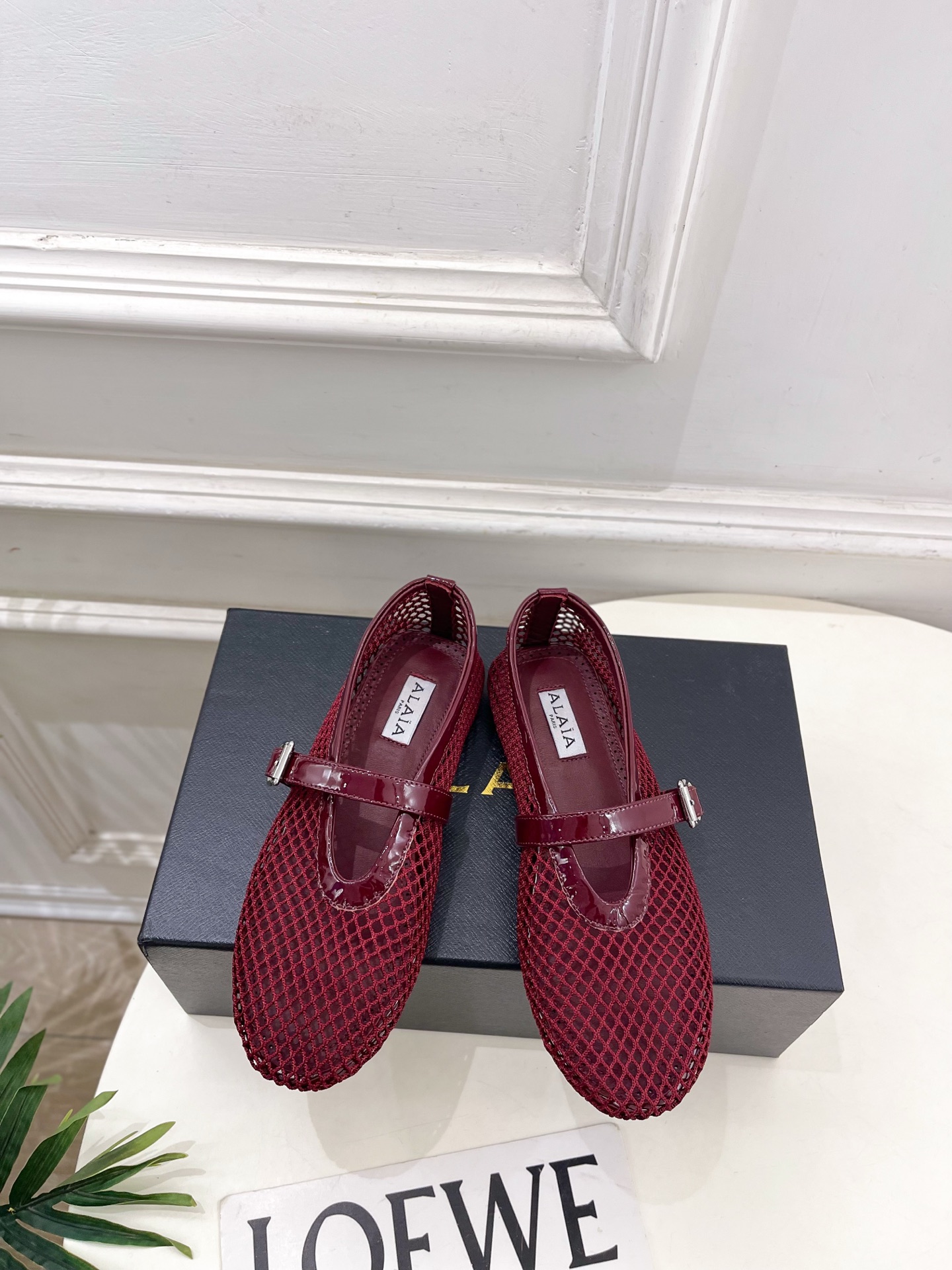 NO:692942,ALAA Alaa 26 2026 spring and summer new product, the same style as the show, fishnet flat ballet shoes —————————— As the most popular genius designer brand in the past two years, Alaa’s simple design and luxurious texture will make you fall in love. If you don’t want to hit the streets, you can check out this brand. It is relatively niche but is so easy to match. You can see this brand everywhere on Instagram and Xiaohongshu!  BS original one-to-one customization, original custom-made imported fishnet patent leather upper, imported sheepskin lining, original open-molded anti-slip outsole, size 35~39 (40.41.42 can be customized), single shoes, sheepskin19860909ALAA 阿莱亚26  2026春夏新品 秀场同款 渔网平底芭蕾舞鞋 ————————— Alaa作为这两年最受欢迎的鬼才设计师品牌,设计简单、奢华的质感让你爱不释手 不想满大街撞款的可以看看这个品牌,比较小众却又是那么好搭配,ins、小红书随处可见这个品牌的身影！BS原版一比一定制 鞋面原版定制进口渔网漆皮 内里进口羊皮里 大底原版开模防滑大底 码数35~39（40.41.42可定制）,单鞋,sheepskin,Women's Shoes