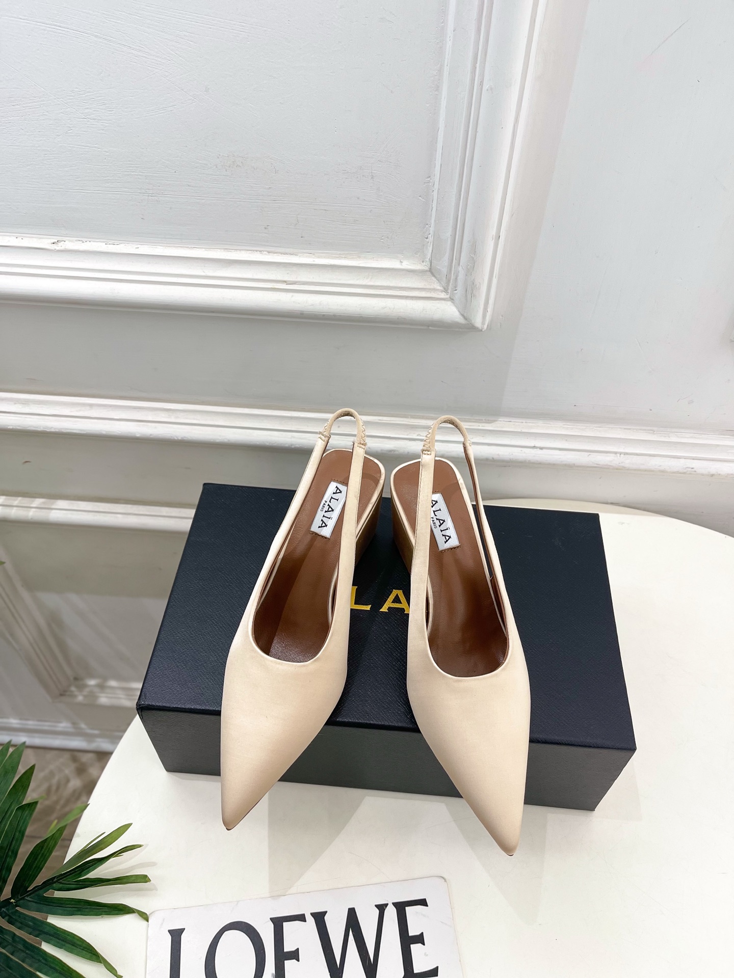 NO:692938,ALAA Alaa 26 2026 spring and summer new product, the same style as the show, cube wedge pointed toe satin sling-back shoes ————————— As the most popular genius designer brand in the past two years, Alaa’s simple design and luxurious texture will make you fall in love. If you don’t want to hit the streets, you can check out this brand. It is relatively niche but is so easy to match. You can see this brand everywhere on Instagram and Xiaohongshu!  BS original one-to-one customization, original custom-made imported silk satin lining, imported sheepskin lining, original open-molded injection molded leather outsole, heel height 7cm, size 35~39 (40.41.42 can be customized), high heels sandals, sandals, high heels, sheepskin, real silk, silk fabric, Leather soles19860909ALAA 阿莱亚26  2026春夏新品 秀场同款 立方体坡跟尖头缎面露跟鞋 ————————— Alaa作为这两年最受欢迎的鬼才设计师品牌,设计简单、奢华的质感让你爱不释手 不想满大街撞款的可以看看这个品牌,比较小众却又是那么好搭配,ins、小红书随处可见这个品牌的身影！BS原版一比一定制 鞋面原版定制进口真丝绸缎面 内里进口羊皮里 大底原版开模注塑真皮大底 跟高7cm 码数35~39（40.41.42可定制）,高跟鞋凉鞋,sandals,high heels,sheepskin,real silk,silk fabric,Leather soles,Women's Shoes