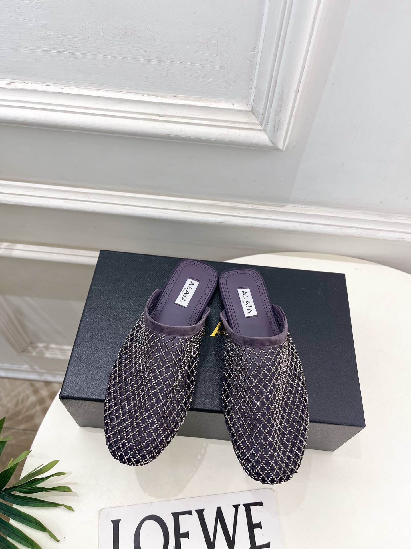 NO:692934,ALAA Alaa 26 2026 spring and summer new products, the same style as the show, crystal fishnet flat half slippers ——————————— As the most popular genius designer brand in the past two years, Alaa’s simple design and luxurious texture will make you fall in love. If you don’t want to hit the streets, you can check out this brand. It is relatively niche but is so easy to match. You can see this brand everywhere on Instagram and Xiaohongshu!  BS original one-to-one customization, original custom-made upper with imported fishnet crystal diamonds, imported sheepskin lining on the inside, original open-molded non-slip outsole, size 35~39 (40.41.42 can be customized), semi-trailers, slippers, sheepskin19860909ALAA 阿莱亚26  2026春夏新品 秀场同款 水晶渔网平底半拖鞋 ————————— Alaa作为这两年最受欢迎的鬼才设计师品牌,设计简单、奢华的质感让你爱不释手 不想满大街撞款的可以看看这个品牌,比较小众却又是那么好搭配,ins、小红书随处可见这个品牌的身影！BS原版一比一定制  鞋面原版定制进口渔网水晶钻 内里进口羊皮里 大底原版开模防滑大底 码数35~39（40.41.42可定制）,半拖,slippers,sheepskin,Women's Shoes