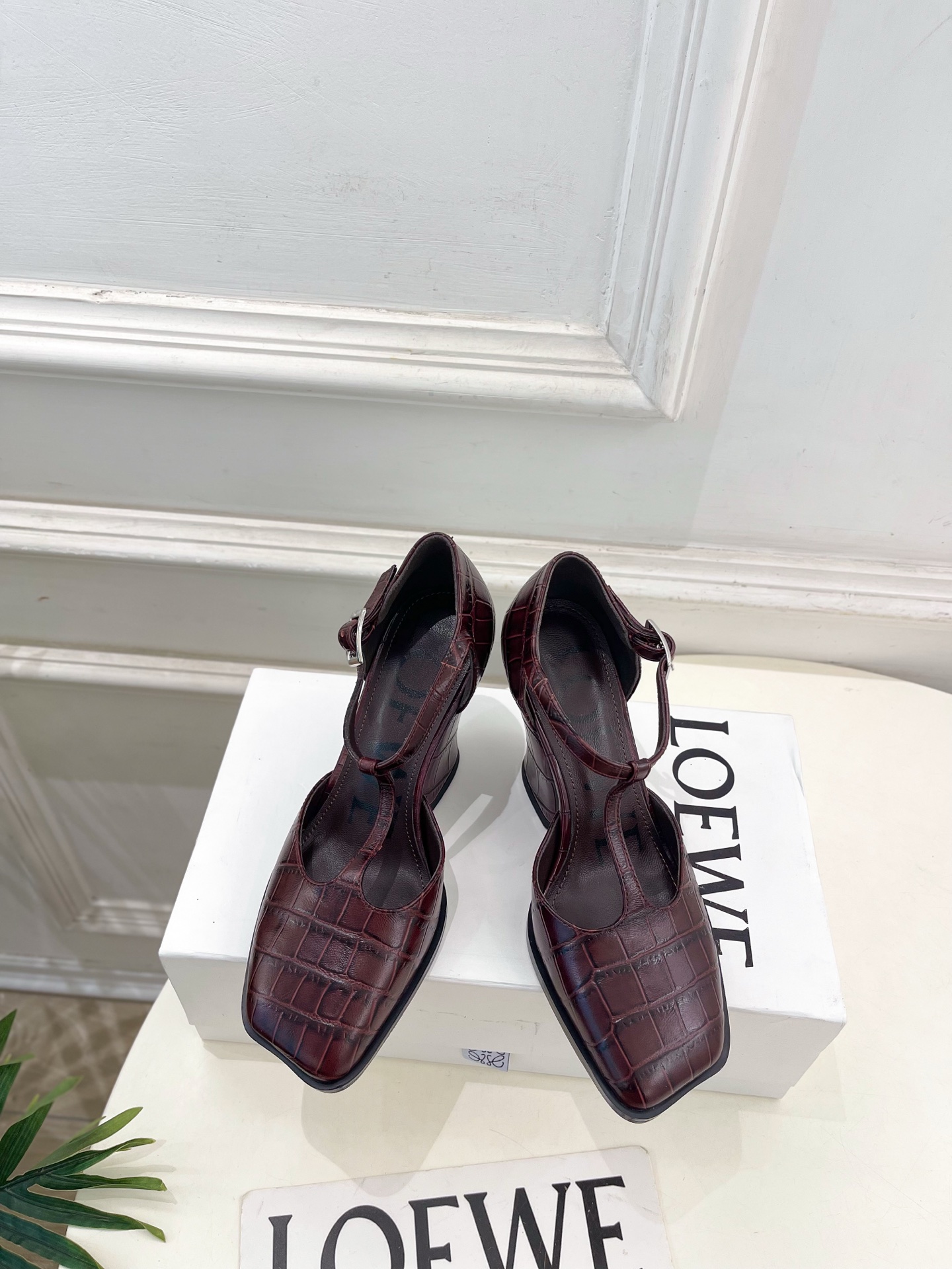 NO:692929,LOEWE 2026 spring and summer new product Onda thick-heeled T-shaped hollow high-heeled shoes ————————— LOEWE, as the most popular designer brand in the past two years, has simple design, clever details, fresh and refined!  If you don’t want to hit the streets with random styles, you can check out this brand. It’s relatively niche but is so easy to match. You can see this brand everywhere on Instagram and Xiaohongshu!  BS original one-to-one customized upper, original specific calfskin/crocodile embossed cowhide, imported goatskin lining, original imported genuine leather outsole, heel height 9cm, size 35-39 (40.41. Customized, non-returnable), high heels and sandals, loewe, loewe, sandals, high heels, cowhide, sheepskin, Leather soles19860909LOEWE 罗意威 2026春夏新品 Onda 粗跟T型中空高跟鞋 ————————— LOEWE作为这两年最受欢迎的设计师牌,设计简单、细节巧妙、清新脱俗！ 不想满大街撞款的可以看看这个品牌,比较小众却又是那么好搭配,ins、小红书随处可见这个品牌的身影 ！BS原版一比一定制 鞋面原版特定小牛皮/鳄鱼压纹牛皮 内里进口山羊皮 大底原版进口真皮大底 跟高9cm 码数35-39(40.41.订做不退换）,高跟鞋凉鞋,loewe,loewe,sandals,high heels,cowhide,sheepskin,Leather soles,Women's Shoes