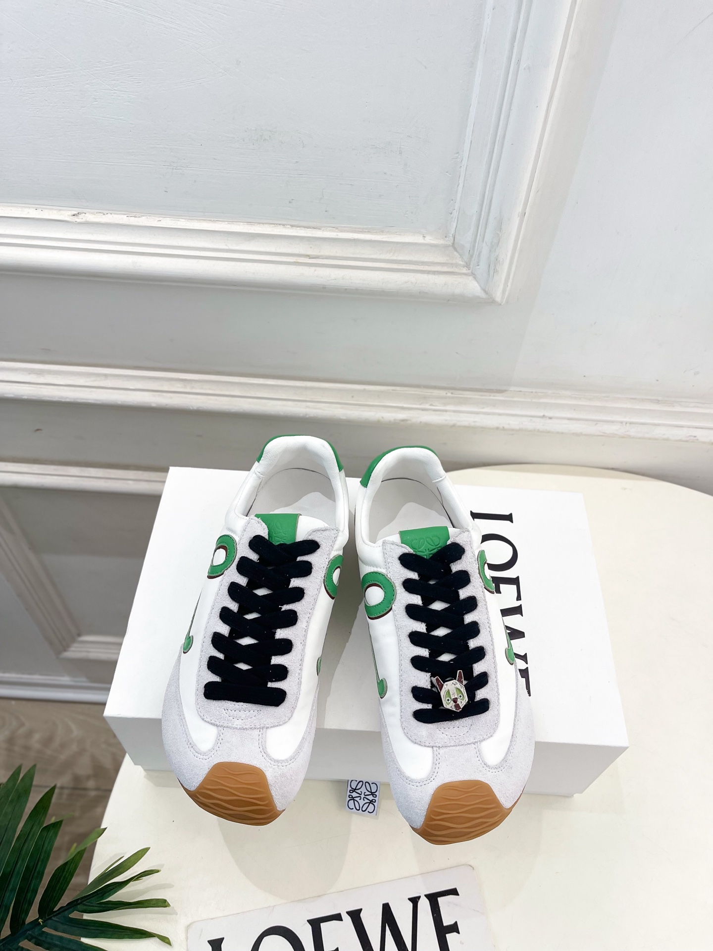 NO:692919,LOEWE 26 2026 Spring and Summer New Product Ballet Runner 2.0 Couple Casual Sports Shoes ————————— LOEWE, as the most popular designer brand in the past two years, has simple design, clever details, fresh and refined!  If you don’t want to hit the streets with random styles, you can check out this brand. It’s relatively niche but is so easy to match. You can see this brand everywhere on Instagram and Xiaohongshu!  BS original one-to-one customization, original specific nylon and cowhide for the upper, imported sheepskin lining, original custom molded wear-resistant outsole, high flat heel, size for women 35-39 (customized at 40, non-refundable), men 40-44 (customized at 45, non-refundable), women, men (buttons 40), casual shoes/sports shoes, loewe, loewe, sneakers, cowhide, sheepskin19860909LOEWE 罗意威 26 2026春夏新品 Ballet Runner 2.0 情侣款休闲运动鞋 ————————— LOEWE作为这两年最受欢迎的设计师牌,设计简单、细节巧妙、清新脱俗！ 不想满大街撞款的可以看看这个品牌,比较小众却又是那么好搭配,ins、小红书随处可见这个品牌的身影 ！BS原版一比一定制 鞋面原版特定尼龙和牛皮 内里进口羊皮 大底原版定制开模耐磨大底 跟高平底 码数女35-39（40定制不退换） 男40-44（45定制不退换） 女、男（扣子40）,休闲鞋/运动鞋,loewe,loewe,sneakers,cowhide,sheepskin,Women's Shoes