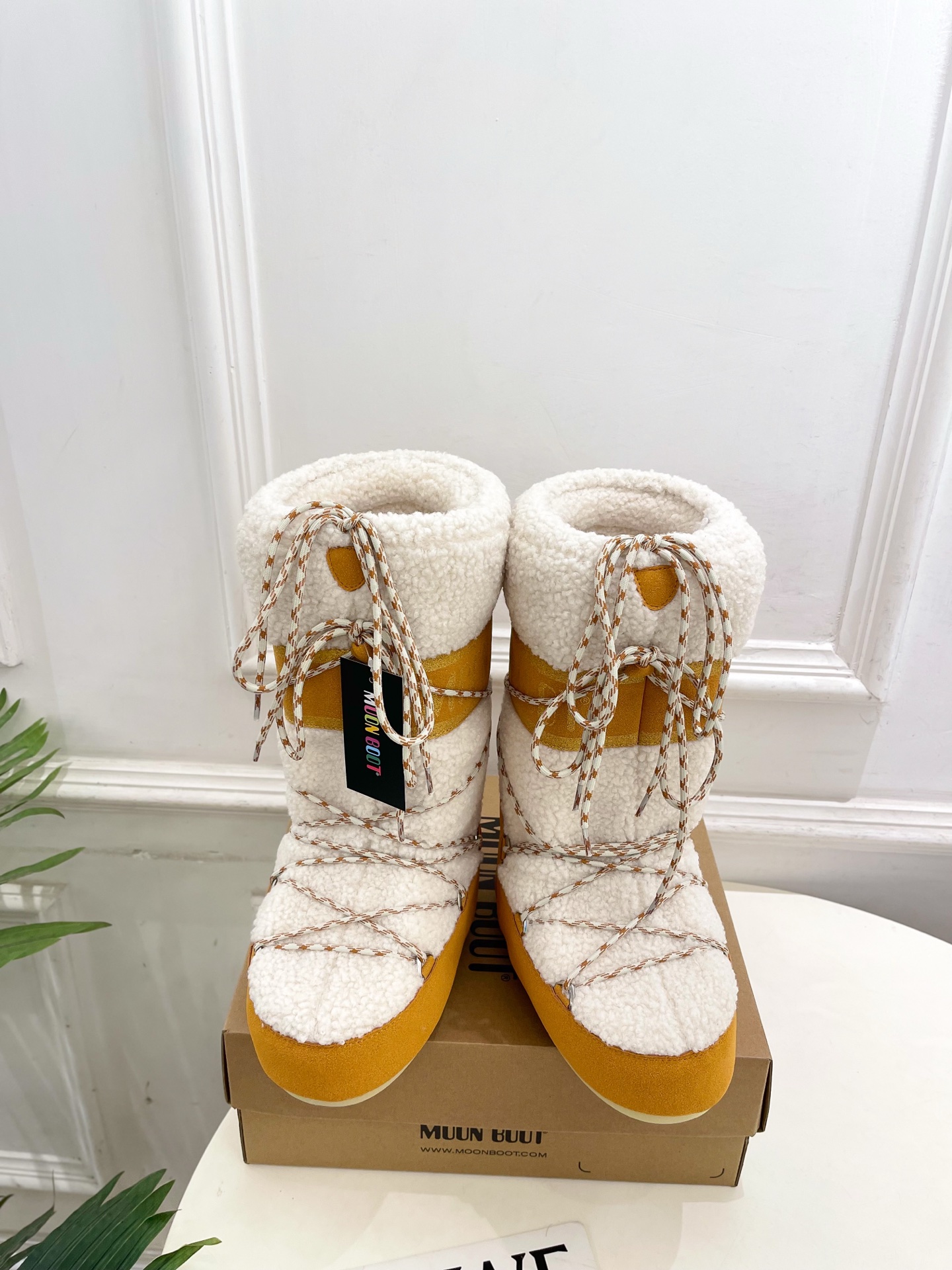 NO:695987,Moon Boot is a series of popular snow boots in autumn and winter. These cute ski boots are very popular this year. The color combination is very fashionable and the cool personality is very strong!  Fashion hits the streets!  All major Internet celebrities have the same style!  A must-have item for winter skiing. This shoe is very comfortable on the feet and feels great. The fabric is imported cowhide and waterproof cloth/wool. The lining is environmentally friendly silk floss. The outsole is an original open-molded two-color non-slip outsole. The size is 35-40 (34.41 customization is non-returnable). The price is cloth, wool, snow boots, boots, cowhide.19860909Moon Boot 月亮靴秋冬爆款雪地靴 系列 这款丑萌滑雪鞋今年非常爆,色彩搭配非常时尚 超酷个性非常强！潮派炸街！各大网红明星同款！冬季滑雪必备爆款 这款鞋子上脚非常舒服,脚感很棒 面料进口牛皮防水布/羊毛 内里环保丝绵内胆 大底原版开模双色防滑大底 码数35-40（34.41定制不退换) 价格布面、羊毛,雪地靴,boots,cowhide,Women's Shoes