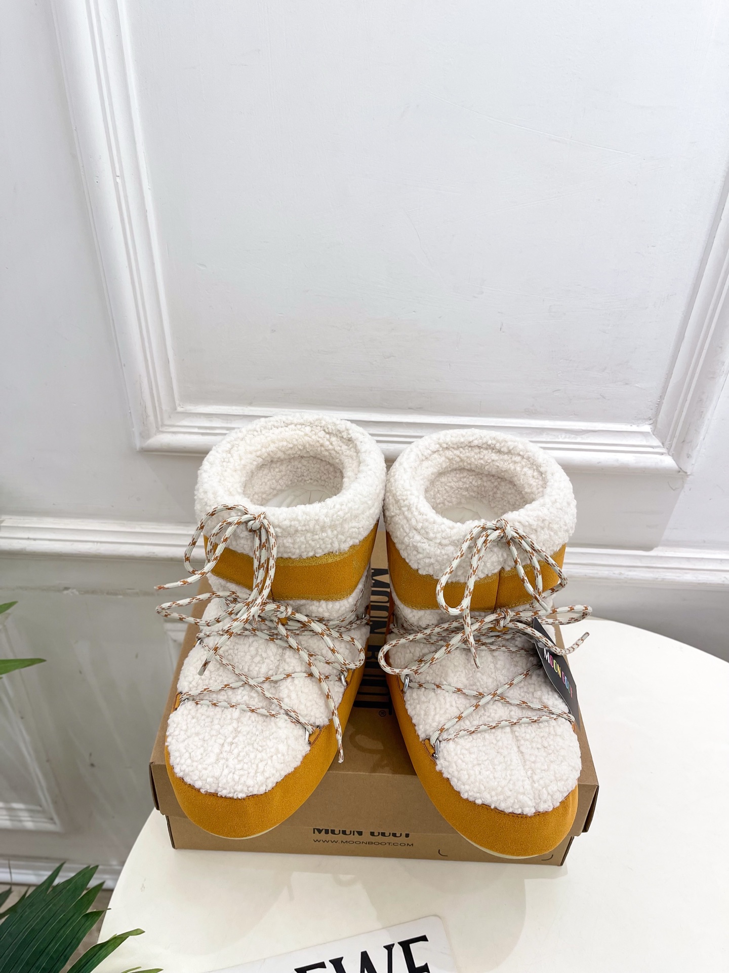 NO:695991,Moon Boot Moon Boot is a popular snow boot series for autumn and winter. These cute ski boots are very popular this year. The color combination is very fashionable and the cool personality is very strong!  Fashion hits the streets!  All major Internet celebrities have the same style!  A must-have item for winter skiing. This shoe is very comfortable on the feet and feels great. The fabric is imported cowhide and waterproof cloth/wool. The lining is environmentally friendly silk floss. The outsole is an original open-molded two-color non-slip outsole. The size is 35-40 (34.41 customization is non-returnable). The price is cloth, wool, snow boots, boots, cowhide.19860909Moon Boot 月亮靴秋冬爆款雪地靴系列 这款丑萌滑雪鞋今年非常爆,色彩搭配非常时尚 超酷个性非常强！潮派炸街！各大网红明星同款！冬季滑雪必备爆款 这款鞋子上脚非常舒服,脚感很棒 面料进口牛皮防水布/羊毛 内里环保丝绵内胆 大底原版开模双色防滑大底 码数35-40（34.41定制不退换) 价格布面、羊毛,雪地靴,boots,cowhide,Women's Shoes