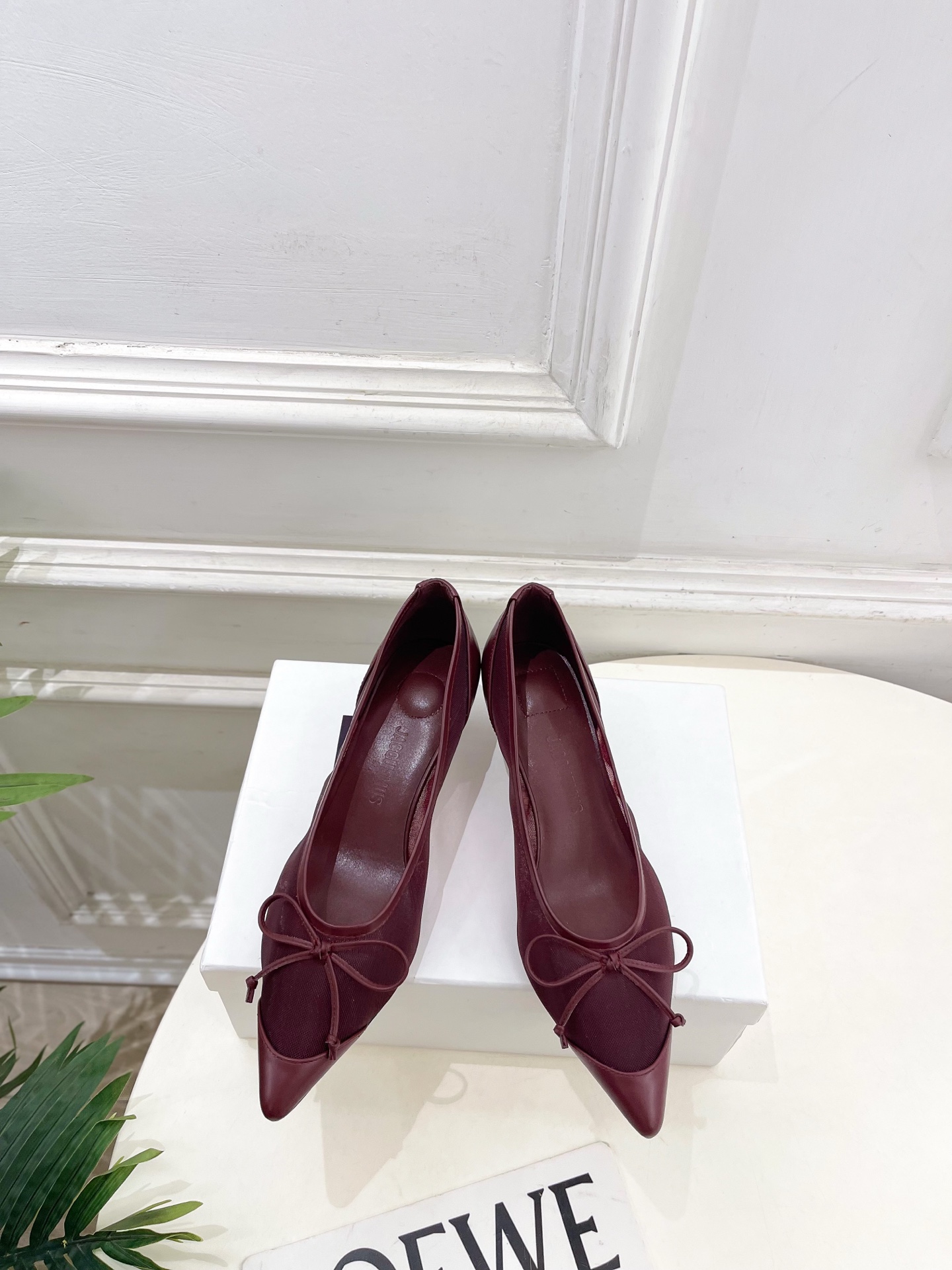 NO:695994,JACQUEMUS 2026 Spring and Summer New Products Mesh Bow Pointed Cat Heel Shoes ————————— As the most popular designer brand in the past two years, the design is simple, the details are clever, fresh and refined!  If you don’t want to hit the streets with random styles, you can check out this brand. It’s relatively niche but is so easy to match. You can see this brand everywhere on Instagram and Xiaohongshu!  BS original version customized one to one!  Upper original specific mesh, lining imported mixed sheepskin, outsole original Italian leather outsole, heel height 4.5cm, size 35~39 (40. Customized, non-returnable), high heels, high heels, sheepskin, Leather soles19860909JACQUEMUS 2026春夏新品 网纱蝴蝶结尖头猫 跟单鞋 ————————— 作为这两年最受欢迎的设计师牌,设计简单、细节巧妙、清新脱俗！ 不想满大街撞款的可以看看这个品牌,比较小众却又是那么好搭配,ins、小红书随处可见这个品牌的身影 ！BS原版一比一定制！ 鞋面原版特定网纱 内里进口混种羊皮 大底原版意大利真皮大底 跟高4.5cm 码数35~39(40.订做不退换）,高跟鞋单鞋,high heels,sheepskin,Leather soles,Women's Shoes