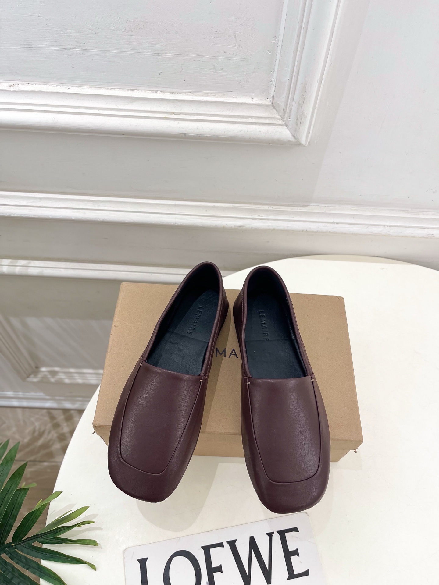 NO:695976,LEMAIRE 2026 spring and summer new product minimalist retro flat loafers ———————— As the most popular designer brand in the past two years, the design is simple, the details are clever, fresh and refined!  If you don’t want to hit the streets with random styles, you can check out this brand. It’s relatively niche but is so easy to match. You can see this brand everywhere on Instagram and Xiaohongshu!  BS original version customized one to one!  Original specific lambskin upper, imported lambskin lining, original molded custom-made non-slip outsole, high flat heel, size 35~39 (40.41 custom-made, non-returnable), single shoes, loafers, sheepskin19860909LEMAIRE 2026春夏新品 极简复古平底乐福鞋 ————————— 作为这两年最受欢迎的设计师牌,设计简单、细节巧妙、清新脱俗！ 不想满大街撞款的可以看看这个品牌,比较小众却又是那么好搭配,ins、小红书随处可见这个品牌的身影 ！BS原版一比一定制！ 鞋面原版特定小羊皮 内里进口小羊皮 大底原版开模定制防滑大底 跟高平底 码数35~39(40.41订做不退换）,单鞋,loafers,sheepskin,Women's Shoes
