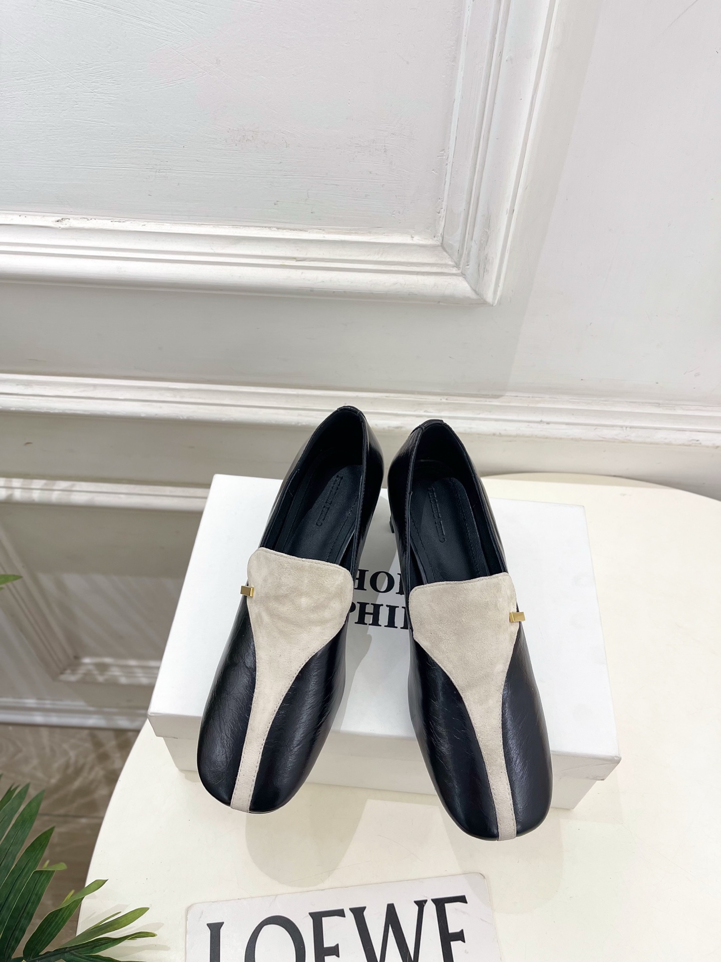 NO:695978,PHOEBE PHILO 2026 spring and summer new product retro color matching high heels ———————— As the most popular designer brand in the past two years, the design is simple, the details are clever, fresh and refined!  If you don’t want to hit the streets with random styles, you can check out this brand. It’s relatively niche but is so easy to match. You can see this brand everywhere on Instagram and Xiaohongshu!  BS original version customized one to one!  Original specific lambskin upper, imported lambskin lining, original imported genuine leather outsole, heel height 5.5cm, size 35~39 (40.41 custom made, non-refundable), high heels, high heels, sheepskin, Leather soles19860909PHOEBE PHILO 2026春夏新品 复古拼色高跟鞋 ————————— 作为这两年最受欢迎的设计师牌,设计简单、细节巧妙、清新脱俗！ 不想满大街撞款的可以看看这个品牌,比较小众却又是那么好搭配,ins、小红书随处可见这个品牌的身影 ！BS原版一比一定制！ 鞋面原版特定小羊皮 内里进口小羊皮 大底原版进口真皮大底 跟高5.5cm 码数35~39(40.41订做不退换）,高跟鞋,high heels,sheepskin,Leather soles,Women's Shoes