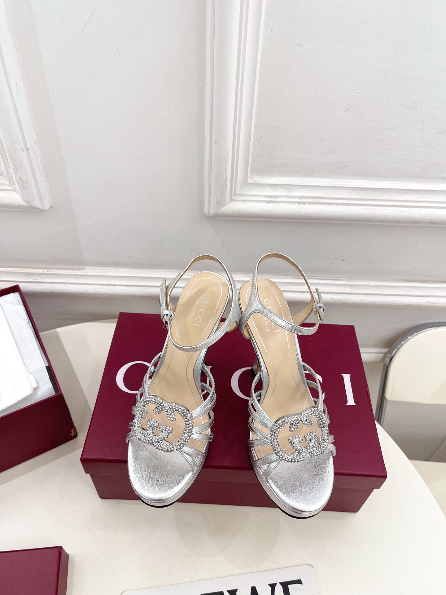 NO:695970,Gucci | Gucci 26 New products for spring and summer 2026. Classic double G rhinestone thin strap high-heeled platform sandals. The main series is finally available. The products are worth looking forward to!  Original classics, new designs, BS purchasing level!  Full of high-end feel!  A favorite among bloggers at home and abroad, it is retro and fashionable, easy to wear and looks great on your feet!  Official website mainly recommends, new colors are constantly updated ━━━━━t ━━━━━ Original high-customized cowhide/cow patent leather upper. Lining: imported sheepskin lining. Original Italian genuine leather outsole. Heel height 12cm. Front platform 2cm. Shoe size:  35-39 (40.41. Can be customized), high heels sandals, gucci, gucci, sandals, high heels, cowhide, sheepskin, Leather soles19860909Gucci | 古驰 26  2026春夏新品 经典双G水钻细带高跟防水台凉鞋 主打系列终于面世,狠货值得期待！原有的经典 创造新设计 BS代购级别！高级感十足！国内外博主刷爆的一款,复古又时髦 穿搭简便 上脚美炸了！官网主推,新色持续更新 ━━━━━ t ━━━━━ 鞋面原版高定制牛皮/牛漆皮  内里: 进口羊皮里 大底原版意大利真皮大底 跟高12cm 前水台2cm 鞋码: 35-39（40.41.可定制）,高跟鞋凉鞋,gucci,gucci,sandals,high heels,cowhide,sheepskin,Leather soles,Women's Shoes