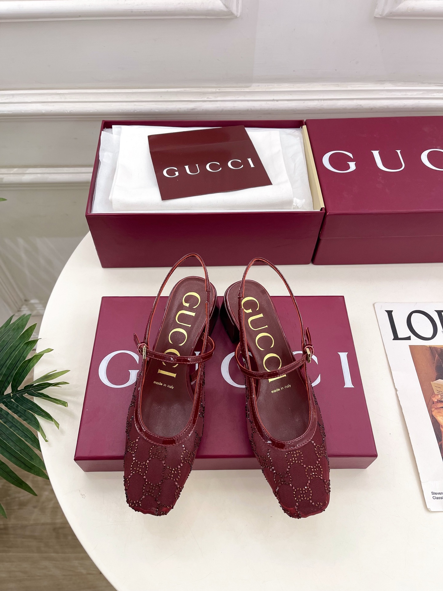 NO:695966,Gucci | Gucci 26 2026 new spring and summer new mesh rhinestone thick heel back sandals. The main series is finally available. The products are worth looking forward to!  Original classics, new designs, BS purchasing level!  Full of high-end feel!  A favorite among bloggers at home and abroad, it is retro and fashionable, easy to wear and looks great on your feet!  Official website mainly recommends, new colors are constantly updated ━━━━━ t ━━━━━ Highly customized upper with imported mesh rhinestones. Lining: imported sheepskin lining. Original cowhide outsole imported from Italy. Heel height 4.5cm. Shoe size:  35-39 (40.41. Can be customized), sandals, gucci, gucci, sandals, cowhide, sheepskin19860909Gucci | 古驰 26  2026春夏新品 网纱水钻粗跟后空凉鞋 主打系列终于面世,狠货值得期待！原有的经典 创造新设计  BS代购级别！高级感十足！国内外博主刷爆的一款,复古又时髦 穿搭简便 上脚美炸了！官网主推,新色持续更新 ━━━━━ t ━━━━━ 鞋面高定制进口网纱水钻  内里: 进口羊皮里 大底原版意大利进口牛皮大底 跟高4.5cm 鞋码: 35-39（40.41.可定制）,凉鞋,gucci,gucci,sandals,cowhide,sheepskin,Women's Shoes