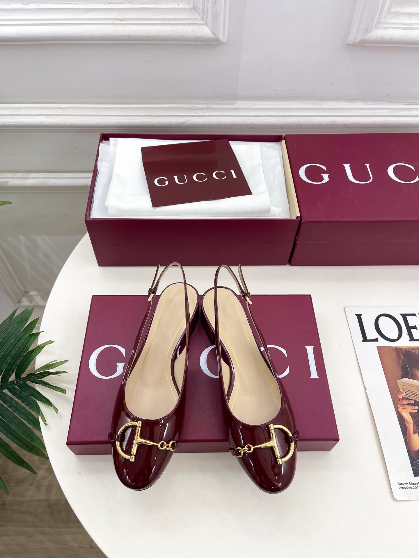 NO:695962,Gucci | Gucci 26 New Products for Spring and Summer 2026 Classic half-horse bit back hollow sandals. The main series is finally available. The products are worth looking forward to!  Original classics, new designs, BS purchasing level!  Full of high-end feel!  A favorite among bloggers at home and abroad, it is retro and fashionable, easy to wear and looks great on your feet!  Official website mainly recommends, new colors are constantly updated ━━━━━ t ━━━━━ Upper original specific cowhide/cow patent leather Lining: imported sheepskin lining Original Italian leather outsole Heel height 2.5cm Shoe size:  35-39 (40.41.42 can be customized), sandals, gucci, gucci, sandals, cowhide, sheepskin, Leather soles19860909Gucci | 古驰26 2026春夏新品 经典半马衔扣后空凉鞋 主打系列终于面世,狠货值得期待！原有的经典 创造新设计  BS代购级别！高级感十足！国内外博主刷爆的一款,复古又时髦 穿搭简便 上脚美炸了！官网主推,新色持续更新 ━━━━━ t ━━━━━ 鞋面原版特定牛皮/牛漆皮  内里: 进口羊皮里 大底原版意大利真皮大底 跟高2.5cm 鞋码: 35-39（40.41.42可定做）,凉鞋,gucci,gucci,sandals,cowhide,sheepskin,Leather soles,Women's Shoes