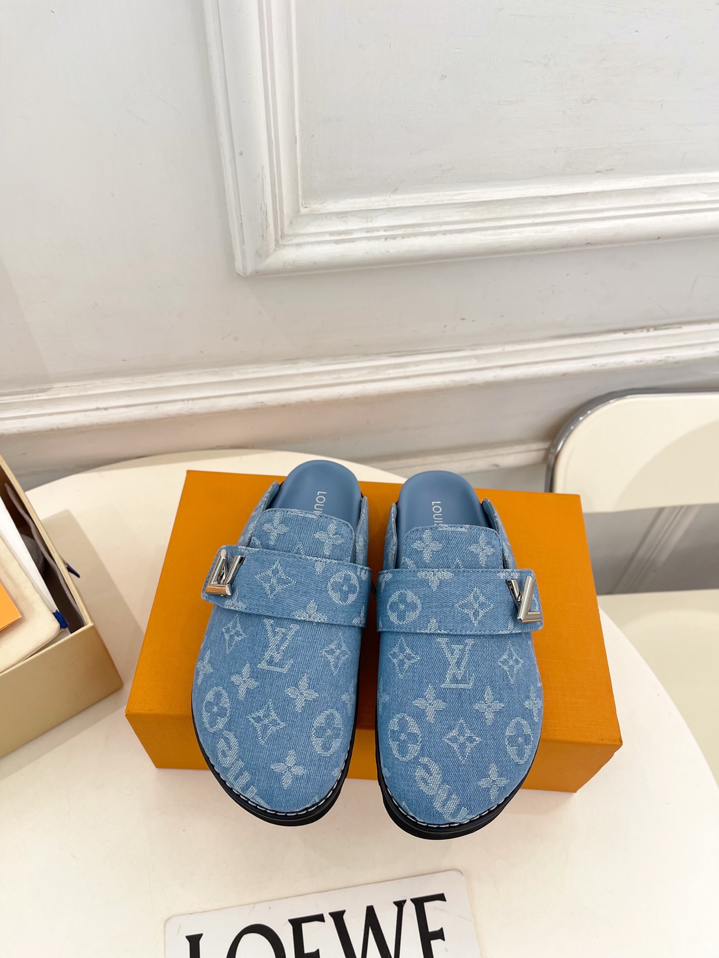 NO:695952,LV | Louis Vuitton 26 2026 spring and summer new products, top version, the counter features the latest COSY COMFORT denim mule slippers, new hard goods, BS purchasing level!  Full of high-end feel!  A popular model among bloggers at home and abroad, it is retro, fashionable and looks great on your feet!  Official website main recommendation★ ━━━━━t ━━━━━ Original specific denim upper, imported cowhide lining, original molded outsole Shoe size: Women's code 35-39 (40 customized) Men's code 40-44 (45 customized) Women's code, men's code, half drag, louis vuitton, louis  vuitton,slippers,cowhide19860909LV | 路易威登 26 2026春夏新品 顶级版本 专柜主打最新款 COSY COMFORT丹宁布穆勒拖鞋硬货上新 BS代购级别！高级感十足！国内外博主刷爆的一款,复古又时髦上脚美炸了！官网主推款★ ━━━━━ t ━━━━━ 鞋面原版特定丹宁布 内里进口牛皮里 大底原版开模大底 鞋码: 女码35-39（40 定制） 男码40-44（45 定制） 女码、男码,半拖,louis vuitton,louis vuitton,slippers,cowhide,Women's Shoes
