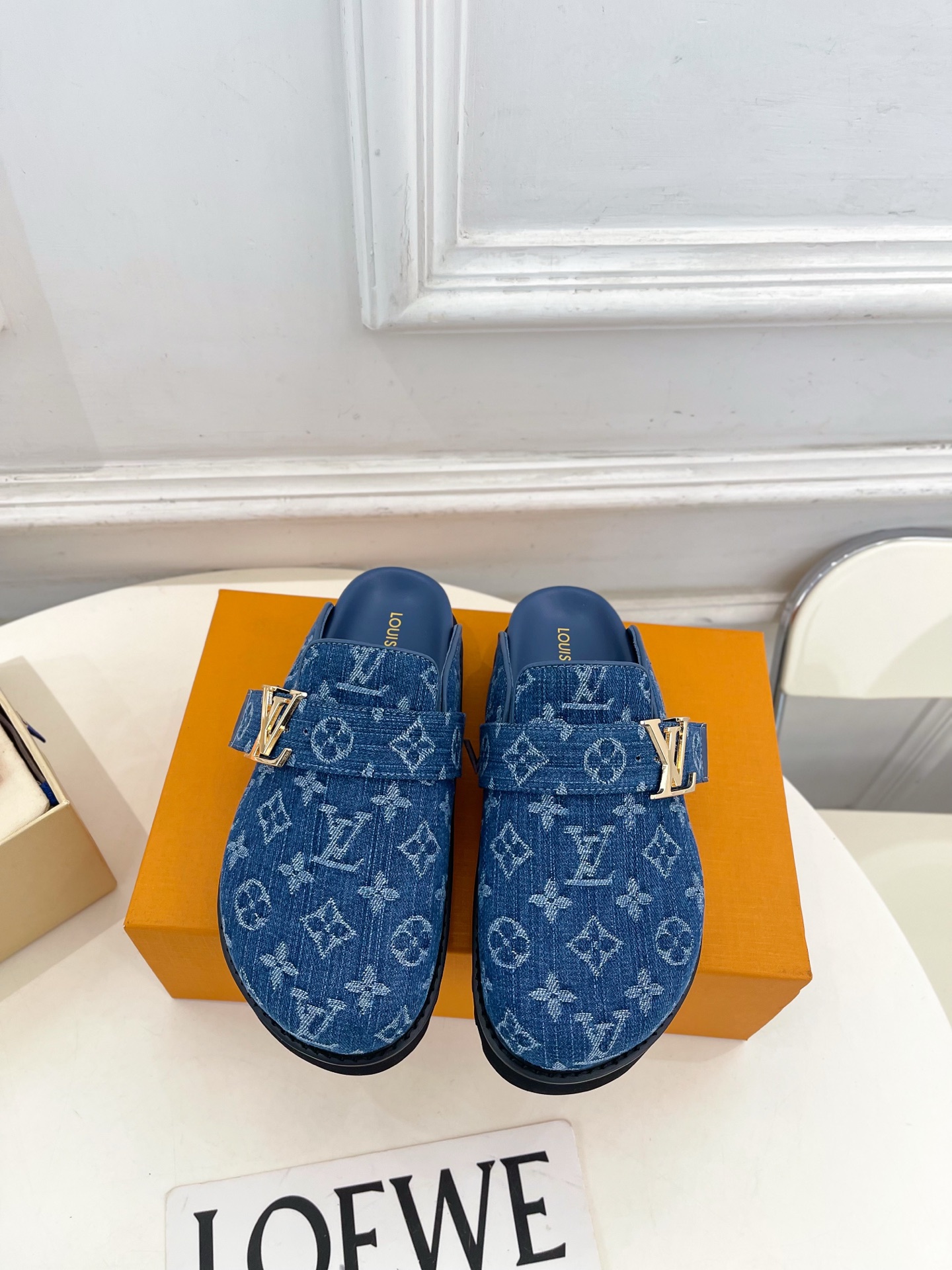 NO:695957,LV | Louis Vuitton 26 2026 spring and summer new products, top version, the counter features the latest COSY COMFORT denim mule slippers, new hard goods, BS purchasing level!  Full of high-end feel!  A popular model among bloggers at home and abroad, it is retro, fashionable and looks great on your feet!  Official website main recommendation★ ━━━━━ t ━━━━━ Original specific denim/cow embossed upper, imported custom sheepskin lining, original molded outsole Shoe size: Women's size 35-39 (customized at 40) Men's size 40-44 (customized at 45) Women's code, men's code, half drag, louis  vuitton,louis vuitton,slippers,sheepskin19860909LV | 路易威登 26 2026 春夏新品 顶级版本 专柜主打最新款 COSY COMFORT丹宁布穆勒拖鞋 硬货上新 BS代购级别！高级感十足！国内外博主刷爆的一款,复古又时髦上脚美炸了！官网主推款★ ━━━━━ t ━━━━━ 鞋面原版特定丹宁布/牛猄压花 内里进口定制羊皮 大底原版开模大底 鞋码: 女码35-39（40定制） 男码40-44（45定制） 女码、男码,半拖,louis vuitton,louis vuitton,slippers,sheepskin,Women's Shoes