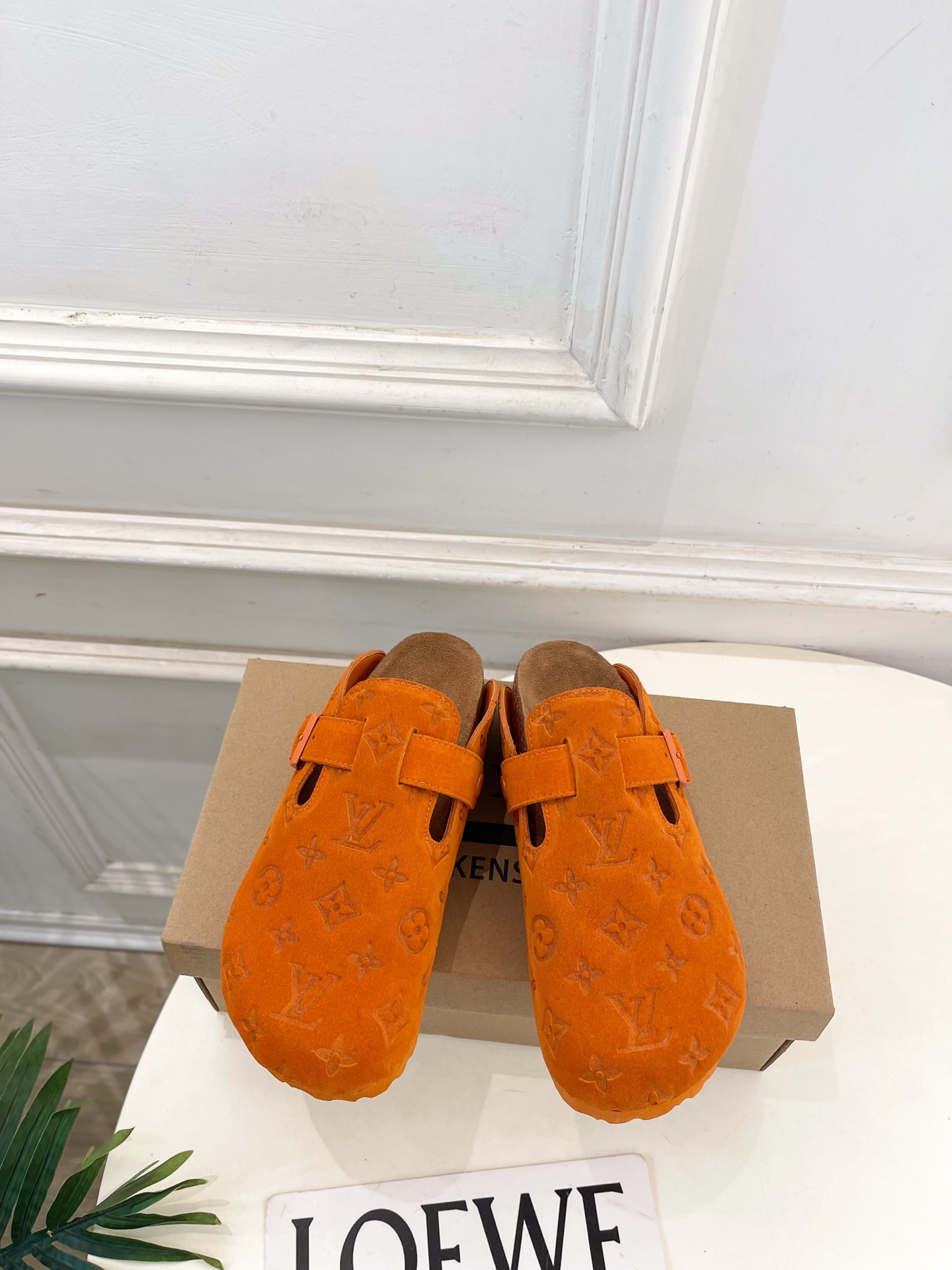 NO:695950,LV | Louis Vuitton 26 2026 spring and summer new products, top version, the counter features the latest Louis Vuitton  Full of high-end feel!  A popular model among bloggers at home and abroad, it is retro, fashionable and looks great on your feet!  Official website main recommendation★ ━━━━━ t ━━━━━ Original specific cow embossing on the upper, imported mixed sheepskin lining, original molded outsole Shoe size: Women's size 35-39 (customized at 40.41) Men's size 40-44 (customized at 45.46)  Women's size, men's size, half drag, birkenstock, louis vuitton, louis vuitton, louis vuitton, slippers, sheepskin19860909LV | 路易威登 26 2026春夏新品 顶级版本 专柜主打最新款 Louis Vuitton × BIRKENSTOCK联名合作款Boston包头软底拖鞋Lv 勃肯穆勒拖鞋硬货上新 BS代购级别！高级感十足！国内外博主刷爆的一款,复古又时髦上脚美炸了！官网主推款★ ━━━━━ t ━━━━━ 鞋面原版特定牛猄压花 内里进口混种羊皮 大底原版开模大底 鞋码: 女码35-39（40.41定制） 男码40-44（45.46定制） 女码、男码,半拖,birkenstock,louis vuitton,louis vuitton,louis vuitton,slippers,sheepskin,Women's Shoes