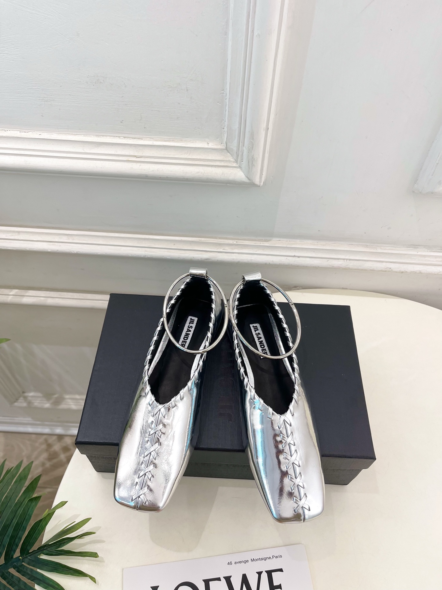 NO:695977,Jil Sander (Jil Sander) 2026 spring and summer new product JD classic anklet woven witch ballet shoes———————— JS, as the most popular designer brand in the past two years, has simple design, clever details, fresh and refined!  If you don’t want to hit the streets with random styles, you can check out this brand. It’s relatively niche but is so easy to match. You can see this brand everywhere on Instagram and Xiaohongshu!  Original one-to-one customized, top-grade cowhide upper, imported sheepskin lining, original imported genuine leather outsole, high flat heel, size 35~39 (40.41 custom-made, non-refundable), loafers, jil sander, loafers, cowhide, sheepskin, Leather soles19860909Jil Sander(吉尔·桑达）2026 春夏新品 JD经典脚环编织女巫芭蕾舞鞋———————— JS作为这两年最受欢迎的设计师品牌,设计简单、细节巧妙、清新脱俗！ 不想满大街撞款的可以看看这个品牌,比较小众却又是那么好搭配,ins、小红书随处可见这个品牌的身影 ！原版一比一定制 鞋面顶级牛皮面 内里进口羊皮里 大底原版进口真皮大底 跟高平底 码数35~39(40.41订做不退换）,乐福鞋,jil sander,loafers,cowhide,sheepskin,Leather soles,Women's Shoes