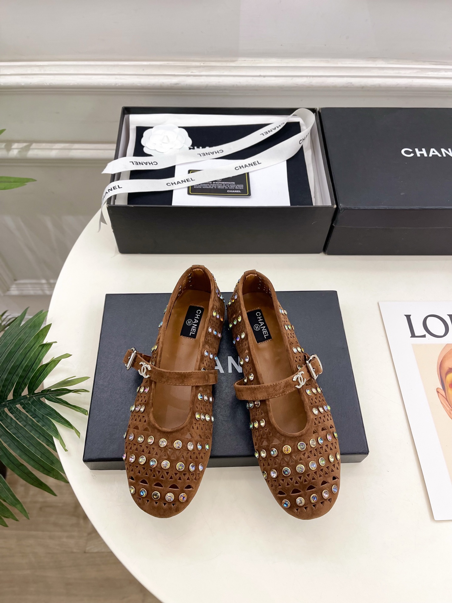 NO:695967,| Xiaoxiang 26 2026 Spring and Summer New Products Xiaoxiang Diamond Double C Hollow Mary Jane Flats are new in the series. The absolute best in the BS fashion circle. The matching will interpret the meticulous, minimalist and never-fading classic elements, showing a unique dressing style that is too beautiful to say. A must-have for summer... ━━━━━ t ━━━━━  Original high-customized leather upper, imported sheepskin lining, original custom-made molded anti-slip outsole, high flat heel, shoe size: 35-39 (40.41 customized, non-refundable), mary jane, mary jane, flats, sheepskin19860909| 小香 26  2026春夏新品 小香水钻双C镂空玛丽珍平底鞋 系列上新  BS时尚圈的绝绝子 搭配将演绎着细致 极简 永不褪去的经典元素 展现与众不同的穿搭风格美到无话可说 夏季必入款…… ━━━━━ t ━━━━━ 鞋面原版高定制皮面 内里进口羊皮里 大底原版定制开模防滑大底 跟高平底  鞋码: 35-39（40.41定制不退换）,玛丽珍,mary jane,flats,sheepskin,Women's Shoes