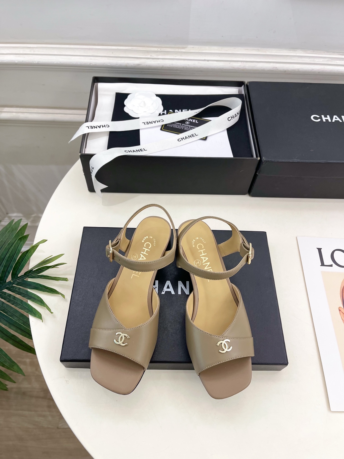 NO:695963,| Xiaoxiang 26 2026 spring and summer new products, classic catwalk models in the counter, Xiaoxiang double C thick heel sandals are new in the series. The absolute best in the BS fashion circle. The matching will interpret the meticulous, minimalist and never-fading classic elements, showing a unique dressing style that is too beautiful to say. A must-have item for summer... ━━━━━ t ━━━━━  Highly customized upper with original lambskin, lining with imported silk sheepskin, outsole with original Italian leather outsole, heel height 4cm, shoe size: 35-39 (40.41 customized, non-refundable), sandals, sandals, sheepskin, Leather soles19860909| 小香 26 2026春夏新品 专柜经典走秀款 小香双C粗跟凉鞋 系列上新 BS时尚圈的绝绝子 搭配将演绎着细致 极简 永不褪去的经典元素 展现与众不同的穿搭风格美到无话可说 夏季必入款…… ━━━━━ t ━━━━━  鞋面高定制原版小羊皮 内里进口丝绸羊皮里 大底原版意大利真皮大底 跟高4cm  鞋码: 35-39（40.41定制不退换）,凉鞋,sandals,sheepskin,Leather soles,Women's Shoes