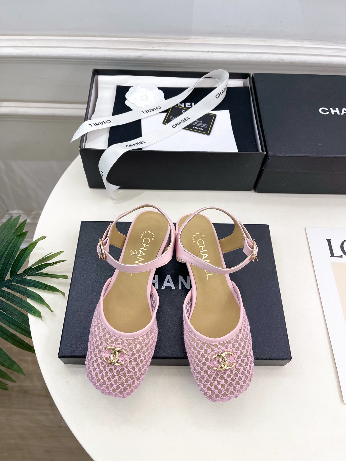 NO:695953,| Xiaoxiang 26 2026 spring and summer new products, classic catwalk models in the counter, Xiaoxiang double C mesh thick heel sandals are new in the series. The absolute best in the BS fashion circle. The matching will interpret the meticulous, minimalist and never-fading classic elements, showing a unique dressing style that is too beautiful to say. A must-have item for summer... ━━━━━ t ━━━━━  Highly customized upper, original custom website, lining imported silk sheepskin, outsole, original Italian leather outsole, heel height 4.5cm, shoe size: 35-39 (40.41 customization is non-refundable), sandals, sandals, sheepskin, Leather soles19860909| 小香 26 2026春夏新品 专柜经典走秀款 小香双C网面粗跟凉鞋 系列上新 BS时尚圈的绝绝子 搭配将演绎着细致 极简 永不褪去的经典元素 展现与众不同的穿搭风格美到无话可说 夏季必入款…… ━━━━━ t ━━━━━  鞋面高定制原版定制网 内里进口丝绸羊皮里 大底原版意大利真皮大底 跟高4.5cm  鞋码: 35-39（40.41定制不退换）,凉鞋,sandals,sheepskin,Leather soles,Women's Shoes