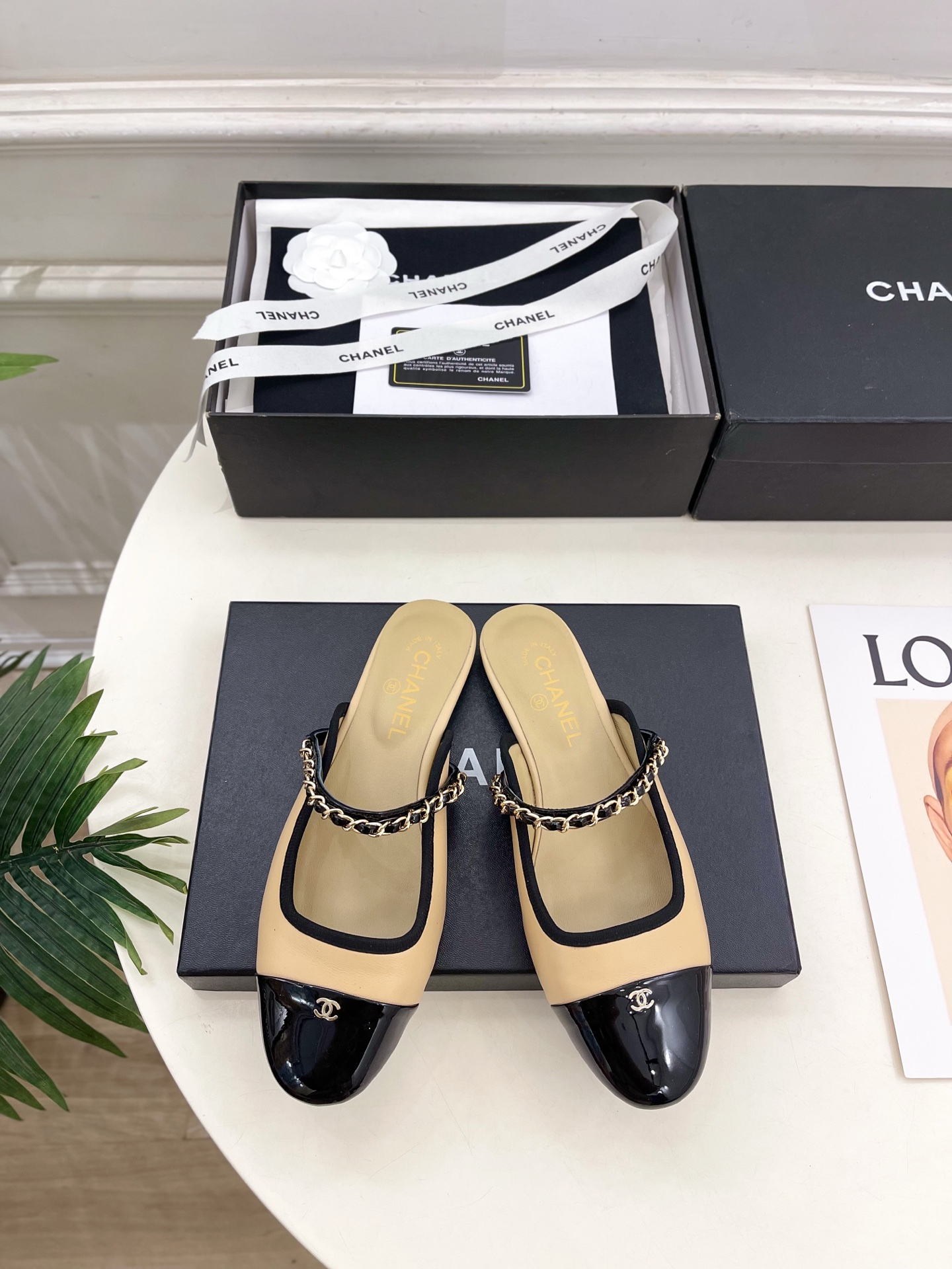 NO:695946,| Xiaoxiang 26 2026 spring and summer new products, classic catwalk models in the counter, Xiaoxiang double C chain flat half slippers are new in the series. The absolute best in the BS fashion circle. The matching will interpret the meticulous, minimalist and classic elements that will never fade away, showing a unique dressing style that is too beautiful to say. A must-have style in summer... ━━━━━ t ━━━━━  Highly customized original calfskin upper, imported silk sheepskin lining, original Italian leather outsole, high flat heel, shoe size: 35-39 (40.41 customization is non-returnable), half drag, slippers, cowhide, sheepskin, Leather soles19860909| 小香 26 2026春夏新品 专柜经典走秀款 小香双C链条平底半拖鞋 系列上新 BS时尚圈的绝绝子 搭配将演绎着细致 极简 永不褪去的经典元素 展现与众不同的穿搭风格美到无话可说 夏季必入款…… ━━━━━ t ━━━━━ 鞋面高定制原版小牛皮 内里进口丝绸羊皮里 大底原版意大利真皮大底 跟高平底 鞋码: 35-39（40.41定制不退换）,半拖,slippers,cowhide,sheepskin,Leather soles,Women's Shoes