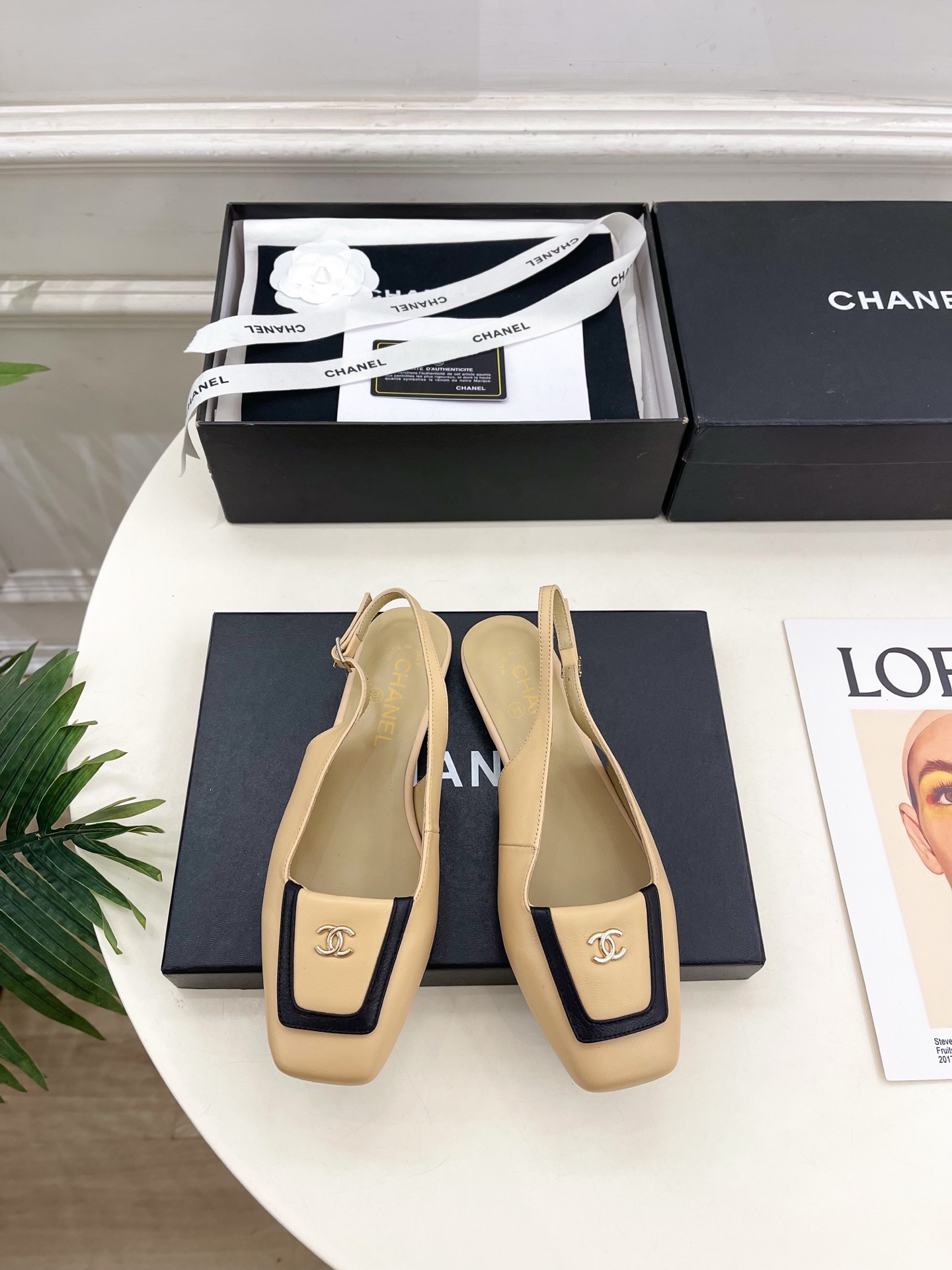 NO:695943,| Xiaoxiang 26 2026 spring and summer new products, classic catwalk models in the counter, Xiaoxiang double C square toe color-blocked flat sandals are new in the series. The absolute best in the BS fashion circle. The matching will interpret the meticulous, minimalist and classic elements that will never fade away. It will show a unique dressing style that is too beautiful to say. A must-have style in summer... ━━━━━ t ━━━━━  Highly customized original lambskin upper, imported silk sheepskin lining, outsole, original Italian leather outsole, high flat sole, shoe size: 35-39 (40.41 customized, non-refundable), high-heeled sandals, sandals, high heels, sheepskin, Leather soles19860909| 小香 26 2026 春夏新品 专柜经典走秀款 小香双C方头拼色平底凉鞋 系列上新 BS时尚圈的绝绝子 搭配将演绎着细致 极简 永不褪去的经典元素 展现与众不同的穿搭风格美到无话可说 夏季必入款…… ━━━━━ t ━━━━━ 鞋面高定制原版小羊皮  内里进口丝绸羊皮里 大底原版意大利真皮大底 跟高平底 鞋码: 35-39（40.41定制不退换）,高跟鞋凉鞋,sandals,high heels,sheepskin,Leather soles,Women's Shoes