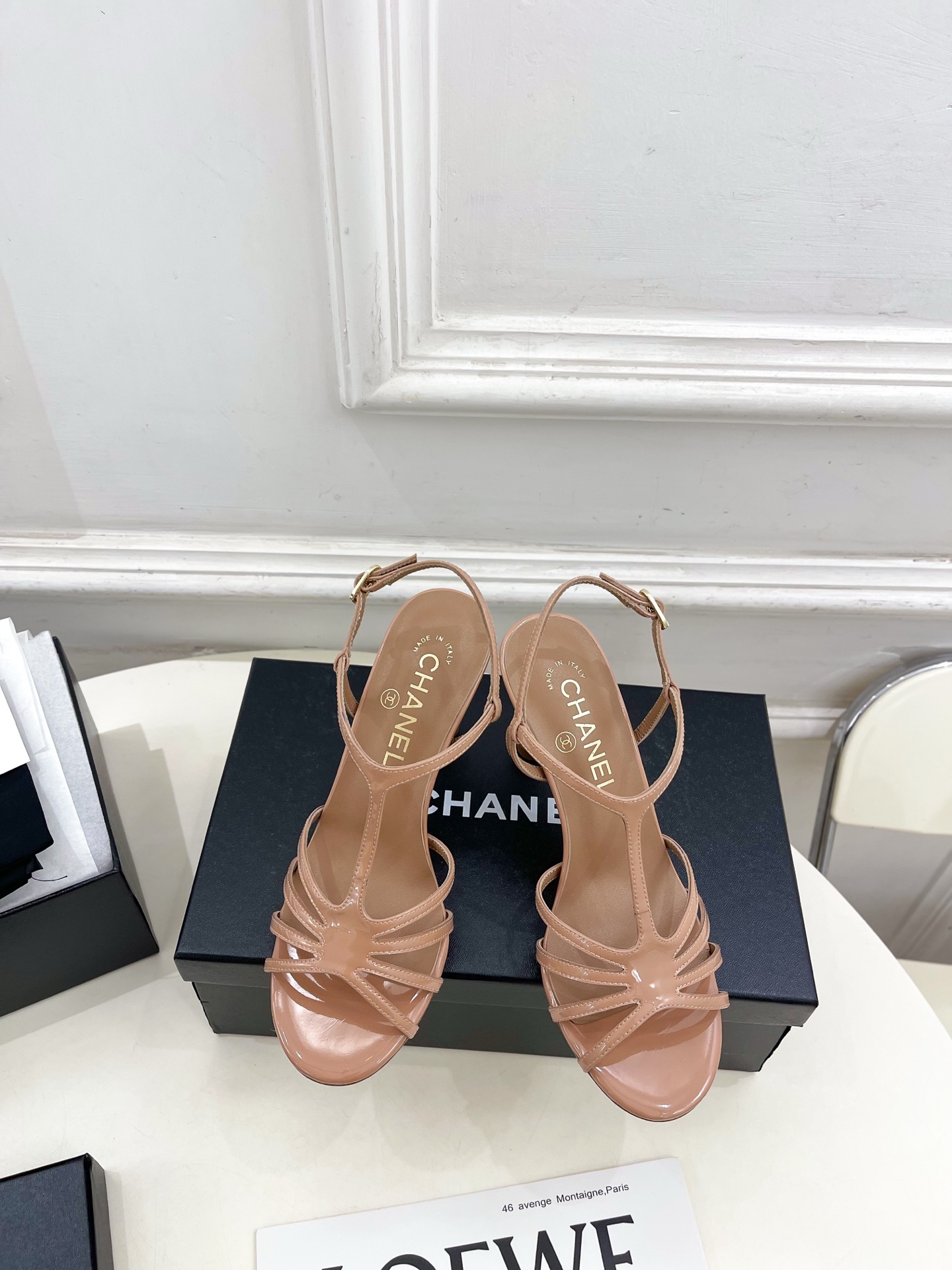 NO:695935,| Xiaoxiang 26 2026 spring and summer new products, classic catwalk models in the counter, Xiaoxiang double-C pearl heel Roman high-heeled sandals are new in the series. The absolute best in the BS fashion circle. The matching will interpret the meticulous, minimalist and never-fading classic elements, showing a unique dressing style that is too beautiful to say. A must-have style in summer... ━━━━━ t ━━━━━  Highly customized upper with original cow patent leather, lining with imported silk sheepskin, outsole with original Italian leather outsole, heel height 8.5cm, shoe size: 35-39 (40.41 customized, non-returnable), high heels, sandals, high heels, sheepskin, Leather soles19860909| 小香 26 2026春夏新品 专柜经典走秀款 小香双C珍珠跟罗马高跟凉鞋 系列上新 BS时尚圈的绝绝子 搭配将演绎着细致 极简 永不褪去的经典元素 展现与众不同的穿搭风格美到无话可说 夏季必入款…… ━━━━━ t ━━━━━  鞋面高定制原版牛漆皮 内里进口丝绸羊皮里 大底原版意大利真皮大底 跟高8.5cm  鞋码: 35-39（40.41定制不退换）,高跟鞋凉鞋,sandals,high heels,sheepskin,Leather soles,Women's Shoes