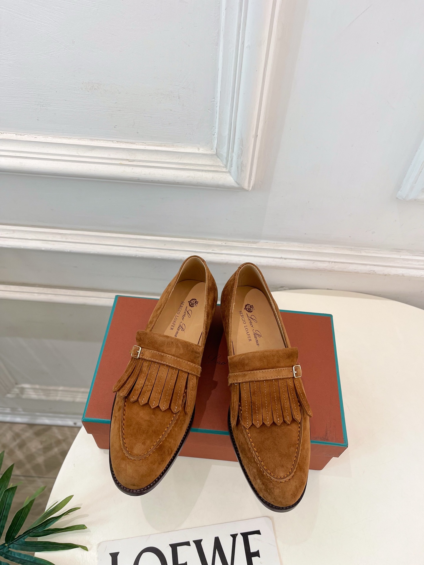 NO:695938,Loro Piana purchasing agent 2026 spring and summer new products retro tassel loafers ————————— LP is Italy’s top luxury brand, low-key luxury, and the designs are all consistent solid colors, simple, clever details, fresh and refined!  If you don’t want to hit the streets, you can check out this brand, Instagram, and Xiaohongshu. You can see this brand everywhere!  Original one-to-one customization, original specific cowhide upper, imported cowhide lining, original cowhide outsole, heel height 3cm, size 35-39 (40.41 customized, non-refundable), loafers, loro piana, loro piana, loafers, cowhide19860909Loro Piana 乐悠翩雅 代购级别2026春夏新品 复古流苏乐福鞋 ————————— LP是意大利顶级奢侈品牌 低调奢华 设计都是一贯纯色系 简单、细节巧妙、清新脱俗！ 不想满大街撞款的可以看看这个品牌、ins、小红书随处可见这个品牌的身影 ！原版一比一定制 鞋面原版特定牛猄 内里进口牛皮里   大底原版牛皮大底 跟高3cm 码数35-39(40.41定制不退换）,乐福鞋,loro piana,loro piana,loafers,cowhide,Women's Shoes