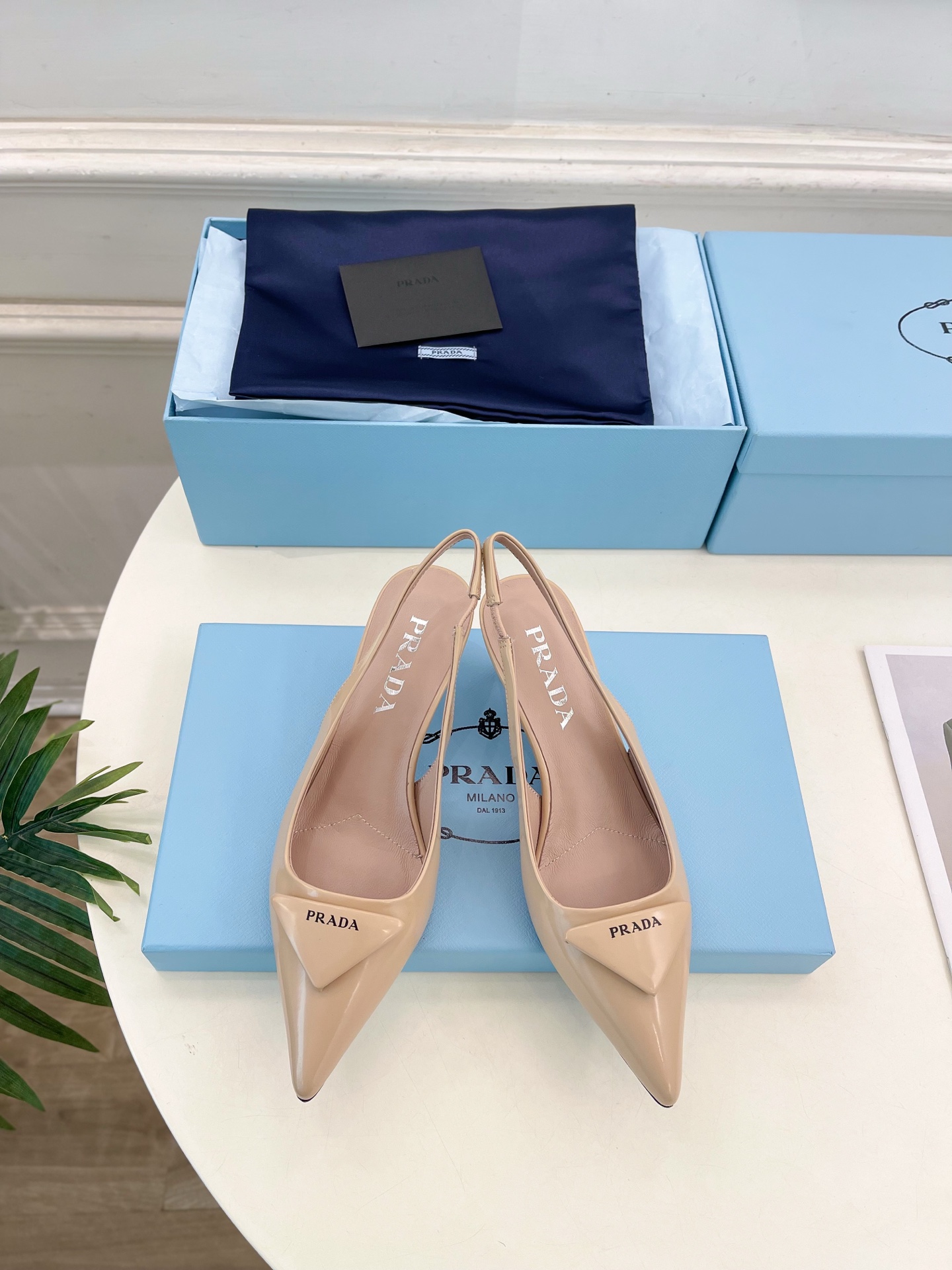 NO:695903,PRADA 26 2026 Spring and Summer New Products Counter Catwalk Style Classic Triangular Label Pointed Toe Slingback Shoes Series Original high-customized open edge beads/cow patent leather uppers Imported water-dyed sheepskin lining Outsole Original Italian genuine leather outsole Heel height 5.5cm Shoe size: 35-39 (34.40.41.42. Customized, non-refundable), high-heeled sandals, prada, prada, sandals, high  heels,sheepskin,leather soles19860909PRADA 普拉达 26 2026春夏新品 专柜走秀款 经典三角标尖头露跟鞋系列 鞋面原版高定制开边珠/牛漆皮  内里进口水染羊皮 大底原版意大利真皮大底 跟高5.5cm 鞋码:35-39（34.40.41.42.定做不退换）,高跟鞋凉鞋,prada,prada,sandals,high heels,sheepskin,Leather soles,Women's Shoes