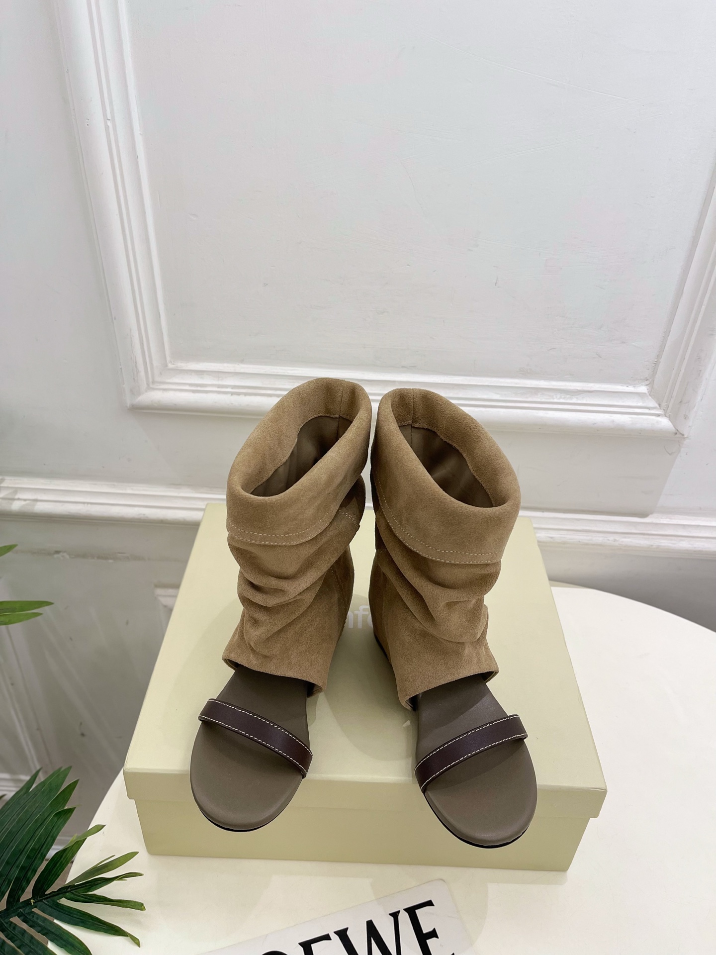 NO:695899,unfolio 26 new spring and summer retro boots and sandals ————————— As the most popular genius designer brand in the past two years, its simple design and luxurious texture will make you fall in love with it. If you don’t want to hit the streets, you can check out this brand. It is relatively niche but is so easy to match. You can see this brand everywhere on Instagram and Xiaohongshu!  BS original one-to-one customization, original custom-made imported leather upper, imported sheepskin lining, original imported genuine leather outsole, high flat heel, size 35-39 (40.41 customized, non-refundable), boots, boots, sheepskin, Leather soles19860909unfolio 26 春夏新品复古堆堆靴 凉靴 ————————— 作为这两年最受欢迎的鬼才设计师品牌,设计简单、奢华的质感让你爱不释手 不想满大街撞款的可以看看这个品牌,比较小众却又是那么好搭配,ins、小红书随处可见这个品牌的身影！BS原版一比一定制 鞋面原版定制进口皮料 内里进口羊皮里 大底原版进口真皮大底 跟高平底 码数35-39（40.41定制不退换）,靴子,boots,sheepskin,Leather soles,Women's Shoes