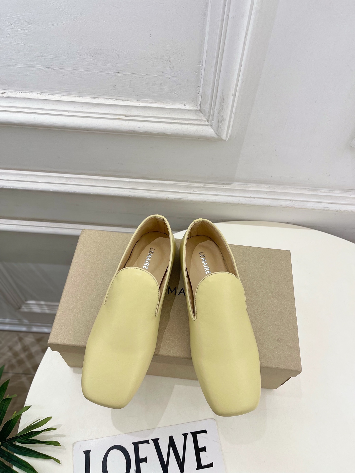 NO:695926,LEMAIRE 2026 spring and summer new product minimalist square toe retro flat loafers ———————— As the most popular designer brand in the past two years, the design is simple, the details are clever, fresh and refined!  If you don’t want to hit the streets with random styles, you can check out this brand. It’s relatively niche but is so easy to match. You can see this brand everywhere on Instagram and Xiaohongshu!  BS original version customized one to one!  Original specific lambskin upper, imported lambskin lining, original imported genuine leather outsole, high flat heel, size 35~39 (40.41 custom-made, non-refundable), loafers, loafers, sheepskin, Leather soles19860909LEMAIRE 2026春夏新品 极简方头复古平底乐福鞋 ————————— 作为这两年最受欢迎的设计师牌,设计简单、细节巧妙、清新脱俗！ 不想满大街撞款的可以看看这个品牌,比较小众却又是那么好搭配,ins、小红书随处可见这个品牌的身影 ！BS原版一比一定制！ 鞋面原版特定小羊皮 内里进口小羊皮 大底原版进口真皮大底 跟高平底 码数35~39(40.41订做不退换）,乐福鞋,loafers,sheepskin,Leather soles,Women's Shoes