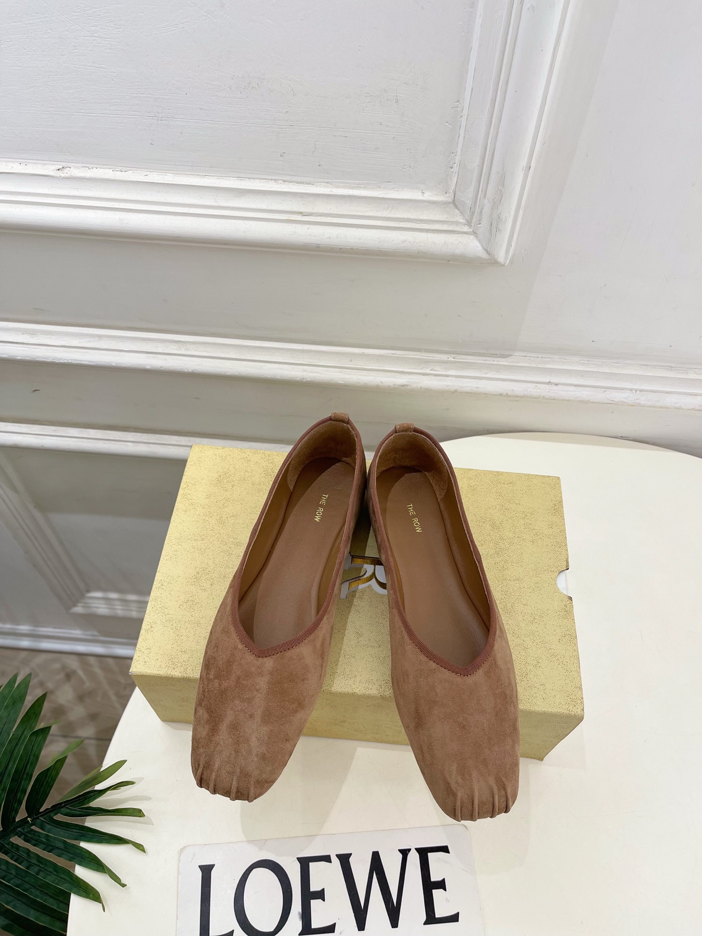 NO:695917,The row 2026 spring and summer new product TR old money style flat ballet shoes ———————— As the most popular designer brand in the past two years, the design is simple, the details are clever, fresh and refined!  If you don’t want to hit the streets with random styles, you can check out this brand. It’s relatively niche but is so easy to match. You can see this brand everywhere on Instagram and Xiaohongshu!  BS original version customized one to one!  Original specific sheepskin upper, imported hybrid sheepskin lining, original imported genuine leather outsole, high flat heel, size 35~39 (40.41 custom made, non-refundable), ballet shoes, sheepskin, sheep, Leather soles19860909The row 2026春夏新品 TR老钱风平底芭蕾鞋 ————————— 作为这两年最受欢迎的设计师牌,设计简单、细节巧妙、清新脱俗！ 不想满大街撞款的可以看看这个品牌,比较小众却又是那么好搭配,ins、小红书随处可见这个品牌的身影 ！BS原版一比一定制！ 鞋面原版特定羊猄 内里进口混种羊皮 大底原版进口真皮大底 跟高平底 码数35~39(40.41订做不退换）,芭蕾舞鞋,sheepskin,sheep,Leather soles,Women's Shoes