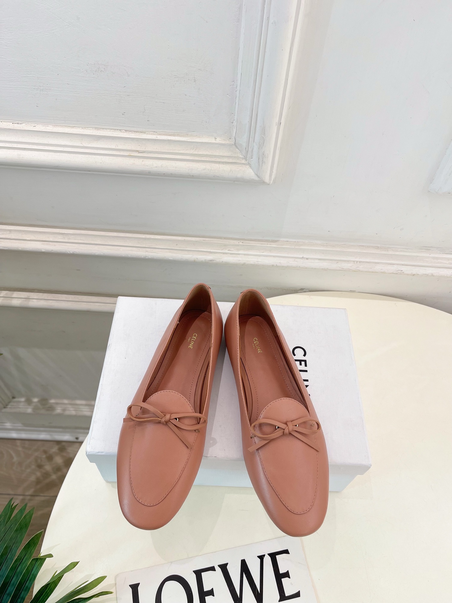 NO:695912,CELINE | Celine 26 2026 new spring and summer retro bow flat loafers are new!  BS Celine this season is really cool and unique. You must buy a pair of celing white shoes this year. They are retro-style classics. They are super versatile, simple and elegant. They can be matched with skirts and trousers at will. The perfect look shows off its brand atmosphere.  Outsole Original imported genuine leather outsole High sole Shoe size: 35-39 (40.41 customization is not returnable), single shoes, celine, celine, loafers, skirts, sheepskin, Leather soles19860909CELINE | 赛琳 26 2026春夏新品 复古蝴蝶结平底乐福鞋上新！ BS 这一季的赛琳真的是开了挂、太有特色了  今年必须要入手一双celing 小白鞋 ,复古风经典款 超级百搭 简单大气 无论裙装裤装都能随意搭配 妥妥的颜霸 无不彰显它的品牌气息. ━━━━━ t ━━━━━ 鞋面特定进口小羊皮 内里进口羊皮里  大底原版进口真皮大底 底高平底 鞋码: 35-39（40.41定制不退换）,单鞋,celine,celine,loafers,skirts,sheepskin,Leather soles,Women's Shoes