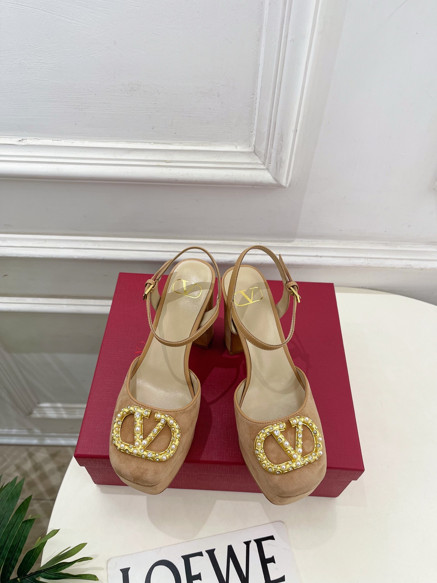 NO:695906,Valentino's 2026 spring and summer new products, large V diamond buckles and sky-high waterproof platform high-heeled sandals are new ———————————— Valentino Garavani's classic 'Roman Stud' series debuts in a new interpretation!  The latest golden V-buckle element is full of high-end feel!  BS is extremely fashionable ~ Original custom-made sheepskin upper, imported sheepskin lining, Italian genuine leather outsole, heel height 11cm, platform 3.5cm, size 35-39 (40.41 custom-made, non-refundable), high heels and sandals, valentino, valentino, sandals, high heels, sheepskin, sheep, Leather soles19860909Valentino 华伦天奴 2026春夏新品 大V钻扣恨天高防水台高跟凉鞋上新 —————————————— Valentino Garavani 的经典“Roman Stud”系列以全新的诠释方式首发！最新金色V扣元素 满满的高级感 ！BS时尚度爆棚～ 鞋面原版定制羊猄皮 内里进口羊皮里 大底意大利真皮大底  跟高11cm水台3.5cm 码数35-39（40.41定做不退换）,高跟鞋凉鞋,valentino,valentino,sandals,high heels,sheepskin,sheep,Leather soles,Women's Shoes