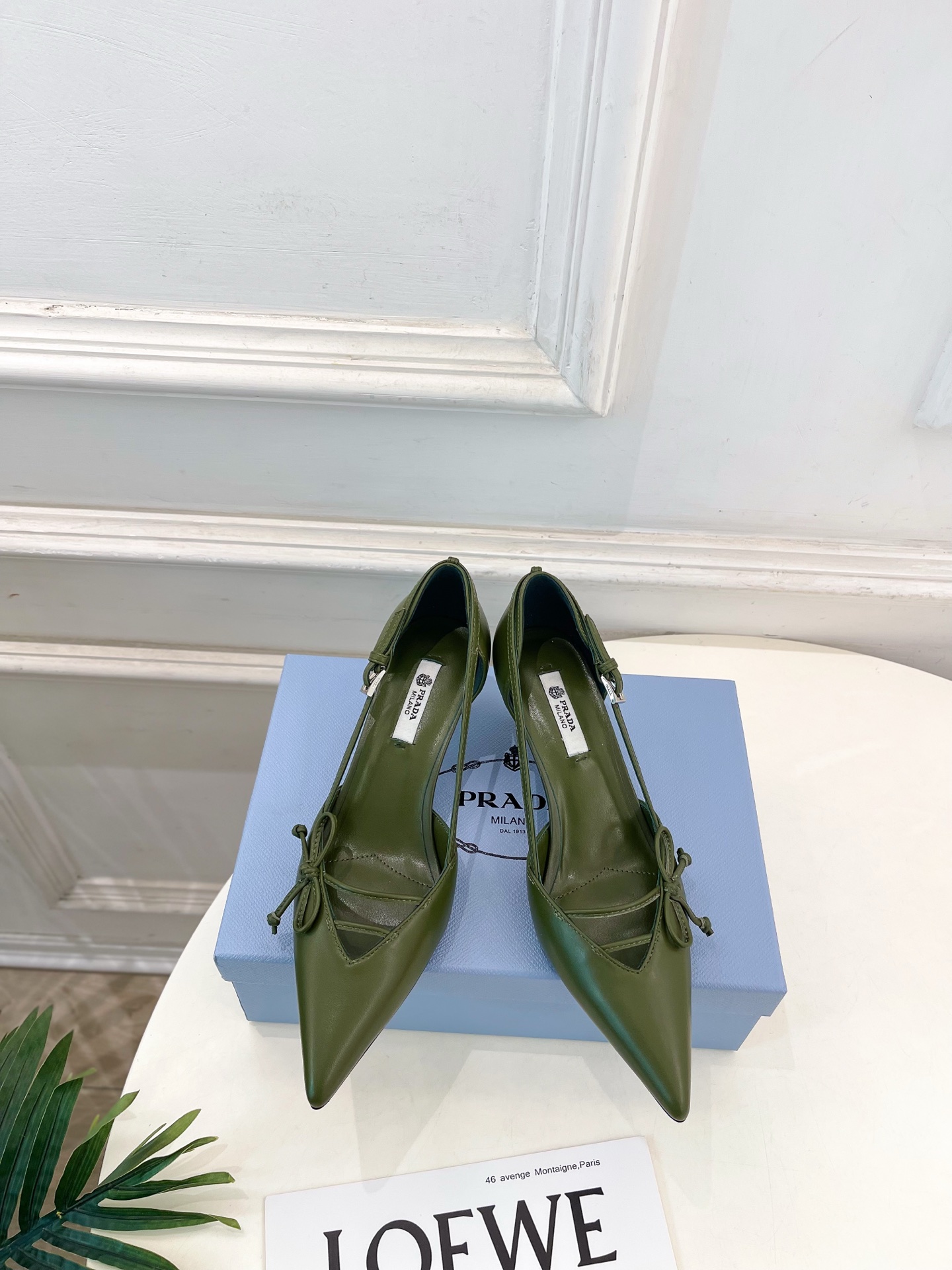 NO:705822,PRADA 26 2026 Spring and Summer New Products Counter Catwalk Model Pointed Kitten Heel Bow Hollow Sandals Series Upper Original High Customized Lambskin/Cow Patent Leather Lining Imported Water-Dyeed Sheepskin Outsole Original Italian Genuine Leather Outsole Heel Height 5.5cm/7.5cm  Shoe size: 35-39 (40.41. Customized, non-refundable) (with airplane case 10), high-heeled shoes, prada, prada, sandals, high heels, sheepskin, Leather soles19860909PRADA 普拉达 26 2026春夏新品 专柜走秀款 尖头小猫跟蝴蝶结中空凉鞋 系列 鞋面原版高定制小羊皮/牛漆皮  内里进口水染羊皮 大底原版意大利真皮大底 跟高5.5cm/7.5cm 鞋码:35-39（40.41.定做不退换）（配飞机盒10）,高跟鞋单鞋,prada,prada,sandals,high heels,sheepskin,Leather soles,Women's Shoes