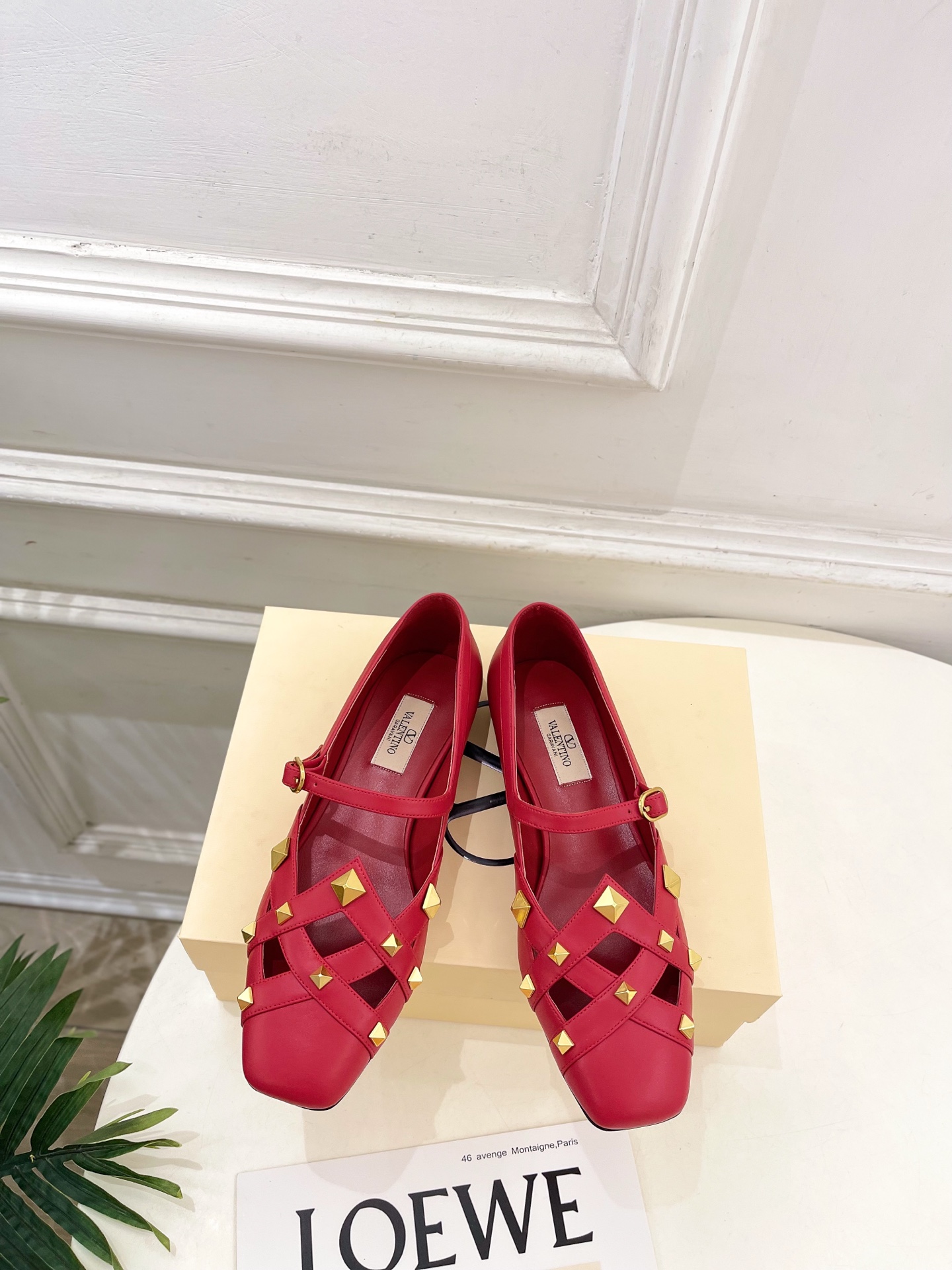 NO:705812,Valentino Valentino 26 2026 early spring new product STUDDY rivet Mary Jane ballet shoes are new ———————————— Valentino Garavani’s classic “Roman Stud” series debuts in a new interpretation! The latest golden V-buckle element is full of high-end feel! BS is extremely fashionable~ The upper is highly customized imported lambskin, the lining is imported goatskin, the outsole is Italian genuine leather, the heel is high and flat, the size is 35-39 (40.41.42 is customized and non-refundable). Price, high heels, ballet shoes, valentino, valentino, mary jane, high heels, sheepskin, Leather soles19860909Valentino 华伦天奴 26 2026早春新品 STUDDY 鉚钉玛丽珍芭蕾舞鞋 上新 —————————————— Valentino Garavani 的经典“Roman Stud”系列以全新的诠释方式首发！最新金色V扣元素 满满的高级感 ！BS时尚度爆棚～ 鞋面高定制进口小羊皮 内里进口山羊皮里 大底意大利真皮大底 跟高平底 码数35-39（40.41.42定做不退换） 价格,高跟鞋芭蕾舞鞋,valentino,valentino,mary jane,high heels,sheepskin,Leather soles,Women's Shoes