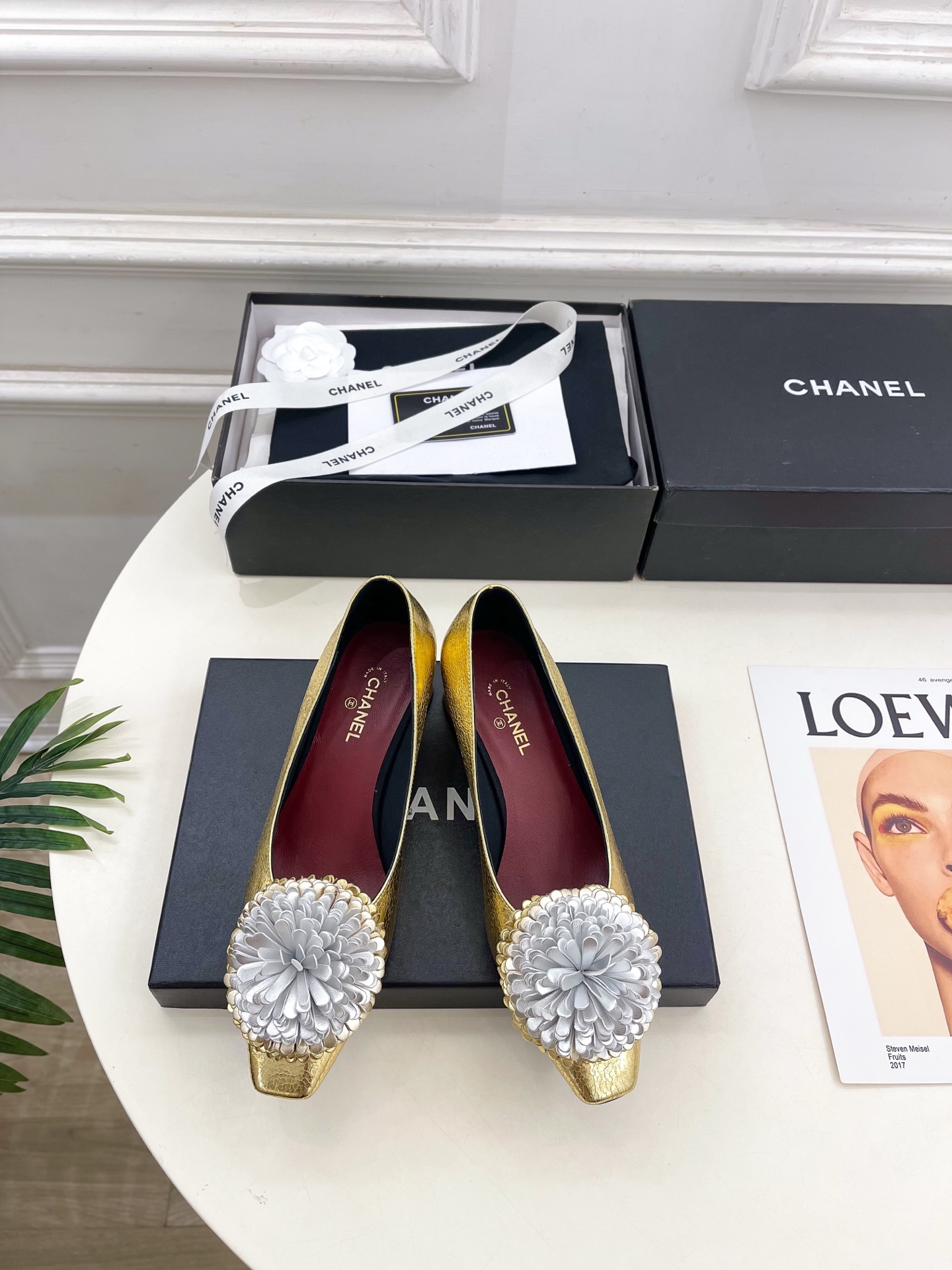 NO:705818,| Xiaoxiang 26 2026 spring and summer new products, classic catwalk models in the counter, Xiaoxiang double C flower thick heel shoes are new in the series. The absolute best in the BS fashion circle. The matching will interpret the meticulous, minimalist and classic elements that will never fade away. It will show a unique dressing style that is too beautiful to say. A must-have in summer... ━━━━━ t ━━━━━  Highly customized original lambskin upper, imported silk sheepskin lining, outsole, original Italian leather outsole, heel height 4cm, shoe size: 35-39 (40.41 customized, non-refundable), high heels, single shoes, high heels, sheepskin, Leather soles19860909| 小香 26 2026 春夏新品 专柜经典走秀款 小香双C花朵粗跟单鞋 系列上新 BS时尚圈的绝绝子 搭配将演绎着细致 极简 永不褪去的经典元素 展现与众不同的穿搭风格美到无话可说 夏季必入款…… ━━━━━ t ━━━━━ 鞋面高定制原版小羊皮 内里进口丝绸羊皮里 大底原版意大利真皮大底 跟高4cm 鞋码: 35-39（40.41定制不退换）,高跟鞋单鞋,high heels,sheepskin,Leather soles,Women's Shoes