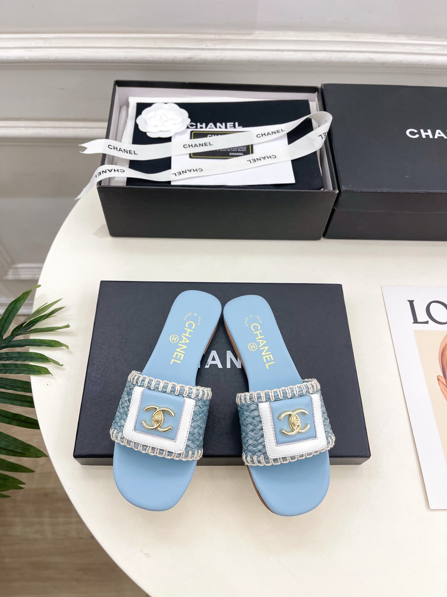 NO:705811,| Xiaoxiang 26 2026 spring and summer new products, classic catwalk style in the counter, Xiaoxiang double C clamshell woven color-blocked flat slippers new series, a must-have in the BS fashion circle, the matching will interpret the meticulous, minimalist and never-fading classic elements, showing a unique dressing style that is too beautiful to say, a must-have for summer... ━━━━━ t  ━━━━━ Original high-customized woven upper, imported silk sheepskin lining, original Italian leather outsole, high flat heel, shoe size: 35-39 (40.41 customized, non-returnable), slippers, slippers, sheepskin, Leather soles19860909| 小香 26 2026 春夏新品 专柜经典走秀款 小香双C翻盖编织拼色平底拖鞋 系列上新 BS时尚圈的绝绝子 搭配将演绎着细致 极简 永不褪去的经典元素 展现与众不同的穿搭风格美到无话可说 夏季必入款…… ━━━━━ t ━━━━━ 鞋面原版高定制编织面 内里进口丝绸羊皮里 大底原版意大利真皮大底 跟高平底 鞋码: 35-39（40.41定制不退换）,拖鞋,slippers,sheepskin,Leather soles,Women's Shoes