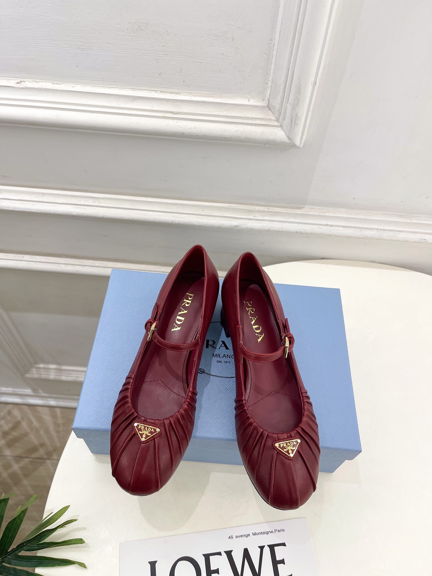 NO:705803,PRADA 26 2026 early spring new model, counter catwalk style, classic triangular logo pleated Mary Jane ballet shoes series, high custom sheepskin upper, imported water-dyed sheepskin lining, outsole, original imported leather outsole, heel height 3.5cm, shoe size: 35-39 (40, 41 custom-made, non-returnable) (please specify the airplane box size of 10 when placing an order), sandals, prada, prada, sandals, mary  jane,sheepskin,leather soles19860909PRADA 普拉达 26 2026早春新款 专柜走秀款 经典三角标褶皱玛丽珍芭蕾舞鞋系列 鞋面高定制羊皮 内里进口水染羊皮 大底原版进口真皮大底 跟高3.5cm 鞋码:35-39（40、41定做不退换）（下单注明飞机盒10）,凉鞋单鞋,prada,prada,sandals,mary jane,sheepskin,Leather soles,Women's Shoes