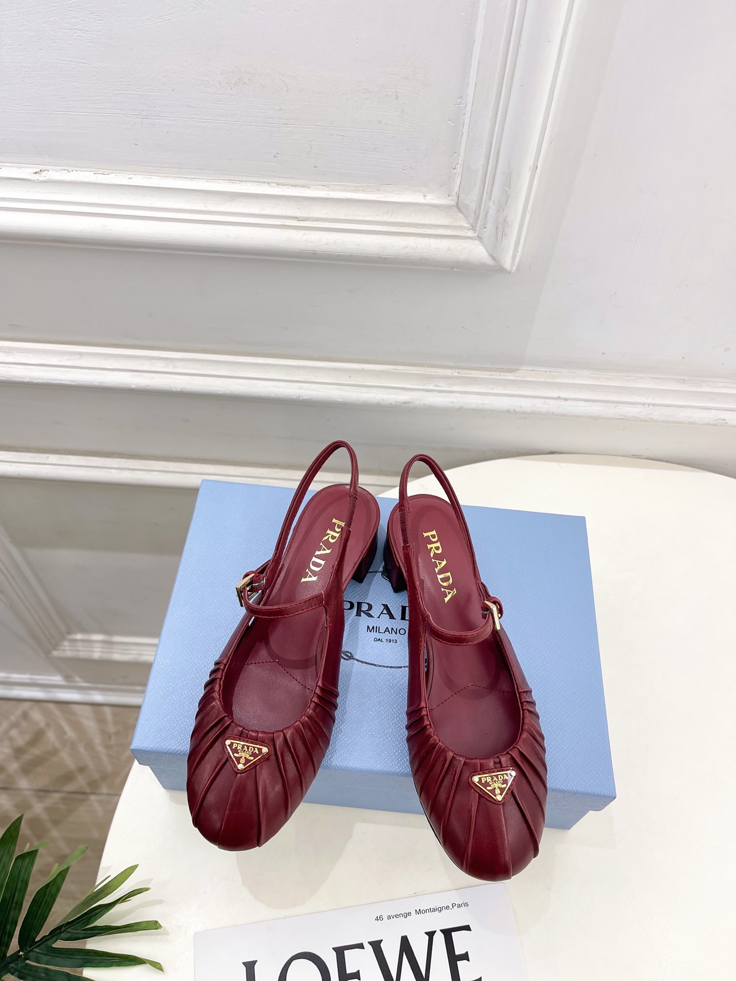 NO:705805,PRADA 26 2026 early spring new model, counter catwalk style, classic triangular logo pleated Mary Jane back sandals series, high custom sheepskin upper, imported water-dyed sheepskin lining, outsole, original imported genuine leather outsole, 3.5cm heel height, shoe size: 35-39 (40, 41 custom-made, non-returnable) (please specify airplane box size 10 when placing an order), sandals, prada, prada, sandals, mary  jane,sheepskin,leather soles19860909PRADA 普拉达 26 2026早春新款 专柜走秀款 经典三角标褶皱玛丽珍后空凉鞋系列 鞋面高定制羊皮 内里进口水染羊皮 大底原版进口真皮大底 跟高3.5cm 鞋码:35-39（40、41定做不退换）（下单注明飞机盒10）,凉鞋单鞋,prada,prada,sandals,mary jane,sheepskin,Leather soles,Women's Shoes