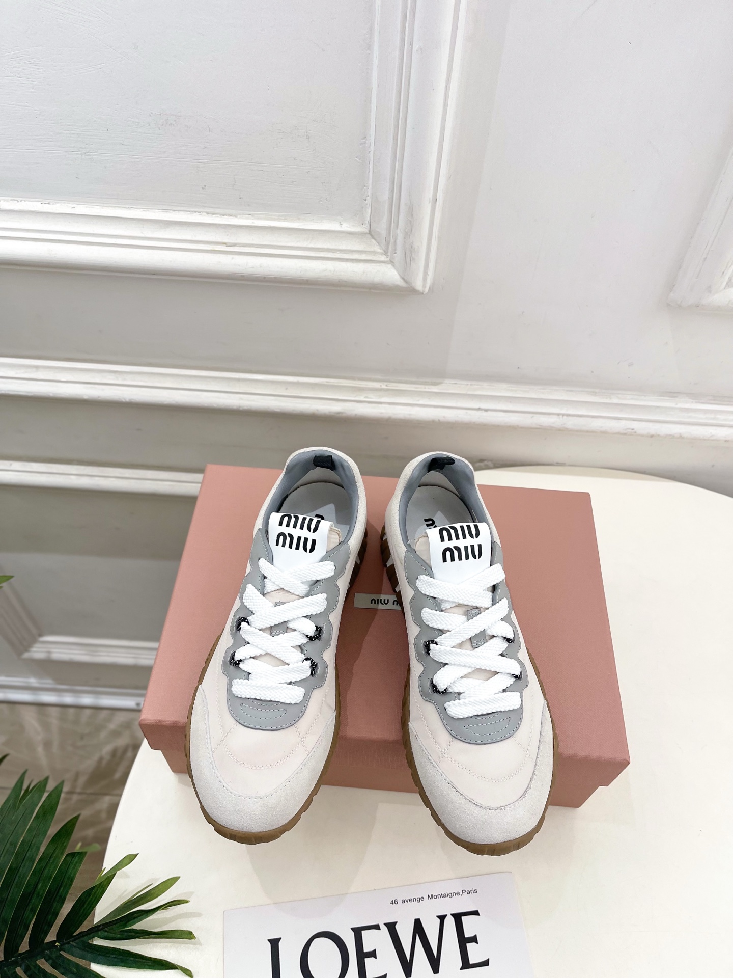 NO:705899,Miu Miu | Miu Miu 26 counter features the latest styles. 2026 spring and summer new products Tyre fabric cow leather casual sports shoes are hot new!  BS Miaojia's high-end products, top-notch craftsmanship to create exquisite quality, unparalleled comfort, it is definitely a love at first sight!  Fashionable and versatile, a must-have for everyone!  ━━━━━ t ━━━━━ Upper original specific fabric material cow suede Lining: imported sheepskin lining Original open molded TPU anti-slip outsole Heel height 2.5cm Shoe size: 35-39 (40.41 customization is not returnable), casual shoes/sports shoes, miumiu, sneakers, cowhide, sheepskin19860909Miu Miu | 缪缪 26 专柜主打最新秀款 2026春夏新品 Tyre织物牛皮革休闲运动鞋火爆上新！ BS缪家高货 顶级工艺打造精品质感 无敌舒适 绝对是一见钟情款！时尚百搭,人手必备！ ━━━━━ t ━━━━━ 鞋面原版特定织物面料牛反绒  内里: 进口羊皮里 大底原版开模TPU防滑大底 跟高2.5cm 鞋码: 35-39(40.41定制不退换）,休闲鞋/运动鞋,miumiu,sneakers,cowhide,sheepskin,Women's Shoes