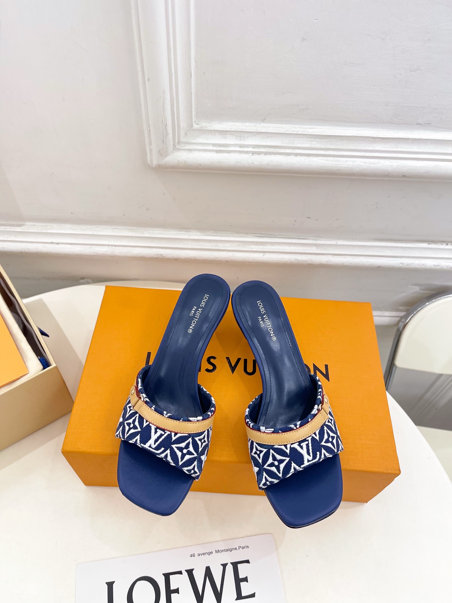 NO:705897,LV | Louis Vuitton 26 2026 early spring new products. The top version is the same as the original version. The counter focuses on the latest NEO REVIVAL curved kitten heel embroidered slippers. New hard goods. BS purchasing level!  Full of high-end feel!  A popular model among bloggers at home and abroad, it is retro, fashionable and looks great on your feet!  The official website's main recommendation★ ━━━━━t ━━━━━ Original high-custom canvas embroidery on the upper, imported sheepskin lining on the lining, original Italian leather outsole, heel height 5cm, shoe size: 35-39 (34, 40, 41 customized), high heels and slippers, louis vuitton, louis vuitton, high  heels,slippers,sheepskin,Leather soles19860909LV | 路易威登 26 2026早春新品 顶级版本原版一致 专柜主打最新款 NEO REVIVAL 弧形小猫跟刺绣拖鞋 硬货上新 BS代购级别！高级感十足！国内外博主刷爆的一款,复古又时髦上脚美炸了！官网主推款★ ━━━━━ t ━━━━━ 鞋面原版高定制帆布刺绣 内里进口羊皮里 大底原版意大利真皮大底 跟高 5cm 鞋码: 35-39（34、40、41定制）,高跟鞋拖鞋,louis vuitton,louis vuitton,high heels,slippers,sheepskin,Leather soles,Women's Shoes