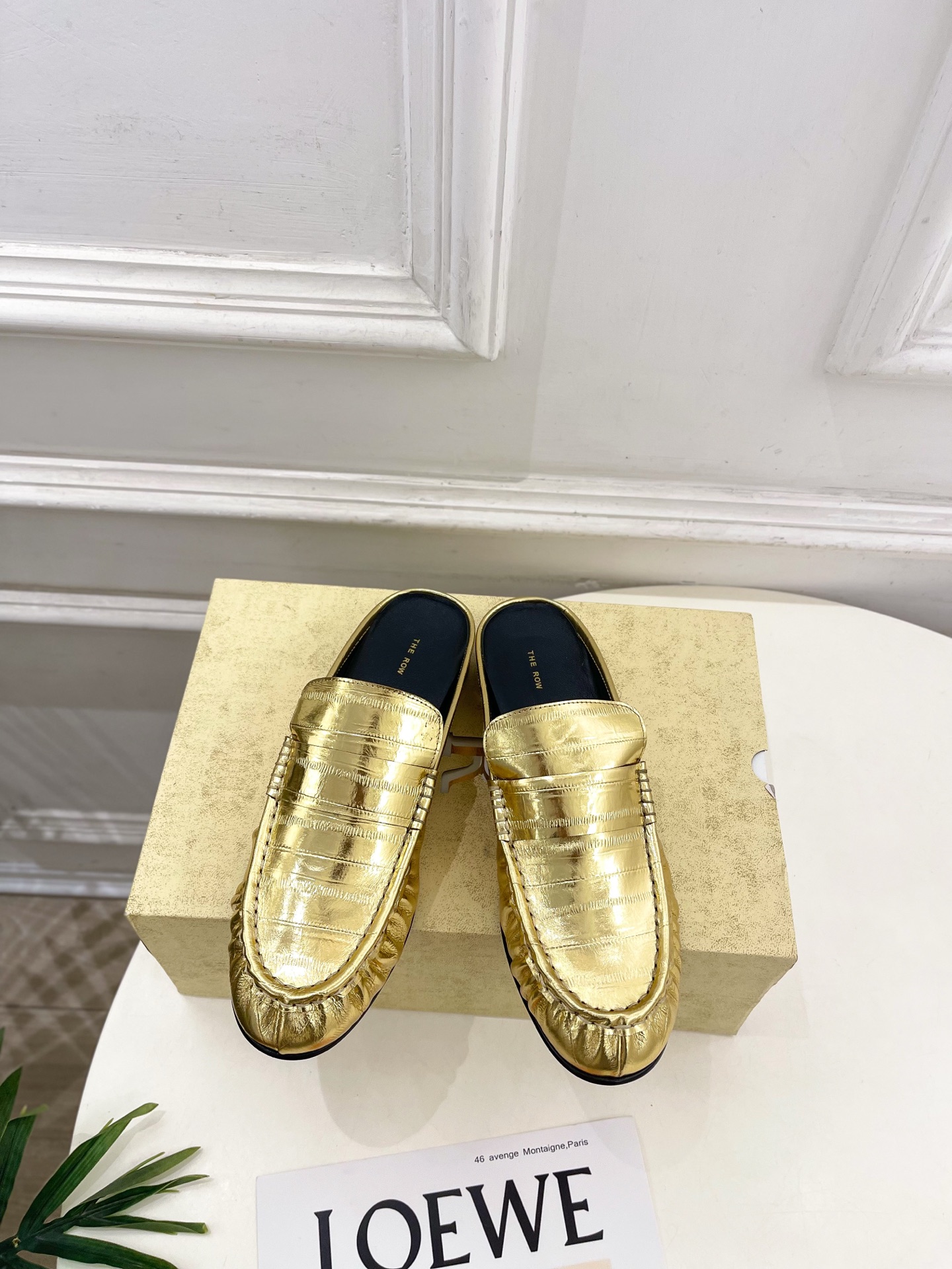 NO:705894,The row’s 2026 spring and summer new product, retro pleated toe-toe half-slipper loafers ————————— As the most popular designer brand in the past two years, the design is simple, the details are clever, fresh and refined!  If you don’t want to hit the streets with random styles, you can check out this brand. It’s relatively niche but is so easy to match. You can see this brand everywhere on Instagram and Xiaohongshu!  BS original version customized one to one!  Original specific cowhide upper, imported hybrid sheepskin lining, original imported genuine leather outsole, heel height 2.5cm, size 35~39 (40.41 custom-made, non-returnable), half drag, loafers, cowhide, sheepskin, Leather soles19860909The row 2026春夏新品 复古褶皱包头半拖乐福鞋 ————————— 作为这两年最受欢迎的设计师牌,设计简单、细节巧妙、清新脱俗！ 不想满大街撞款的可以看看这个品牌,比较小众却又是那么好搭配,ins、小红书随处可见这个品牌的身影 ！BS原版一比一定制！ 鞋面原版特定牛皮面 内里进口混种羊皮 大底原版进口真皮大底 跟高2.5cm 码数35~39(40.41订做不退换）,半拖,loafers,cowhide,sheepskin,Leather soles,Women's Shoes