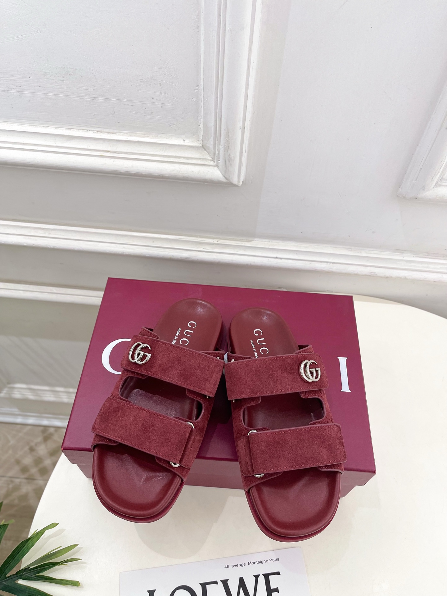 NO:705888,Gucci | Gucci 26 2026 spring and summer new product Double G buckle Velcro beach slippers. The main series is finally available. The products are worth looking forward to!  Original classics create new designs BS purchasing level!  Full of high-end feel!  A favorite among bloggers at home and abroad, it is retro and fashionable, easy to wear and looks great on your feet!  The official website mainly recommends, new colors are constantly updated ━━━━━t ━━━━━ Highly customized uppers made of cowhide. Lining: imported sheepskin lining. Original molded TPU outsole. Shoe size: 35-39 (40.41.42 can be customized), slippers, gucci, gucci, slippers, sheepskin19860909Gucci | 古驰 26  2026春夏新品 双G扣魔术贴沙滩拖鞋 主打系列终于面世,狠货值得期待！原有的经典 创造新设计 BS 代购级别！高级感十足！国内外博主刷爆的一款,复古又时髦 穿搭简便 上脚美炸了！官网主推,新色持续更新 ━━━━━ t ━━━━━ 鞋面高定制牛猄  内里: 进口羊皮里 大底原版开模tpu大底 鞋码: 35-39（40.41.42可定制）,拖鞋,gucci,gucci,slippers,sheepskin,Women's Shoes