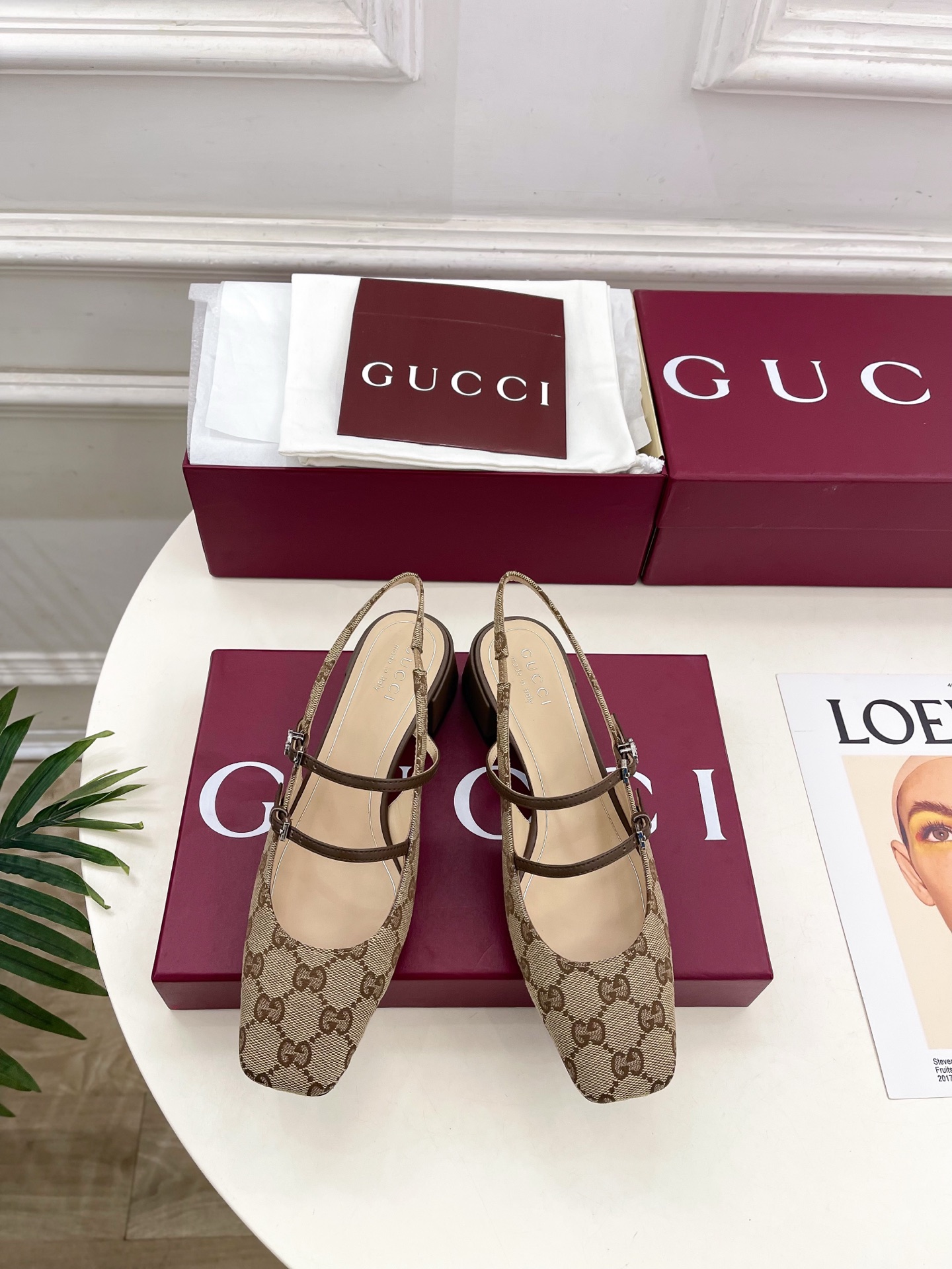 NO:705913,Gucci | Gucci 26 2026 Spring and Summer New Products Double G Rhinestone Presbyopia Thick Heel Sandals The main series is finally available, and the products are worth looking forward to!  Original classics, new designs, BS purchasing level!  Full of high-end feel!  A favorite among bloggers at home and abroad, it is retro and fashionable, easy to wear and looks great on your feet!  Official website mainly recommends, new colors are constantly updated ━━━━━ t ━━━━━ Upper highly customized imported GG canvas Lining: imported sheepskin lining Original Italian imported cowhide outsole Heel height 4.5cm Shoe size:  35-39 (40.41. Can be customized), sandals, gucci, gucci, sandals, cowhide, sheepskin19860909Gucci | 古驰 26  2026春夏新品 双G水钻老花粗跟后空凉鞋 主打系列终于面世,狠货值得期待！原有的经典 创造新设计  BS代购级别！高级感十足！国内外博主刷爆的一款,复古又时髦 穿搭简便 上脚美炸了！官网主推,新色持续更新 ━━━━━ t ━━━━━ 鞋面高定制进口GG帆布  内里: 进口羊皮里 大底原版意大利进口牛皮大底 跟高4.5cm 鞋码: 35-39（40.41.可定制）,凉鞋,gucci,gucci,sandals,cowhide,sheepskin,Women's Shoes